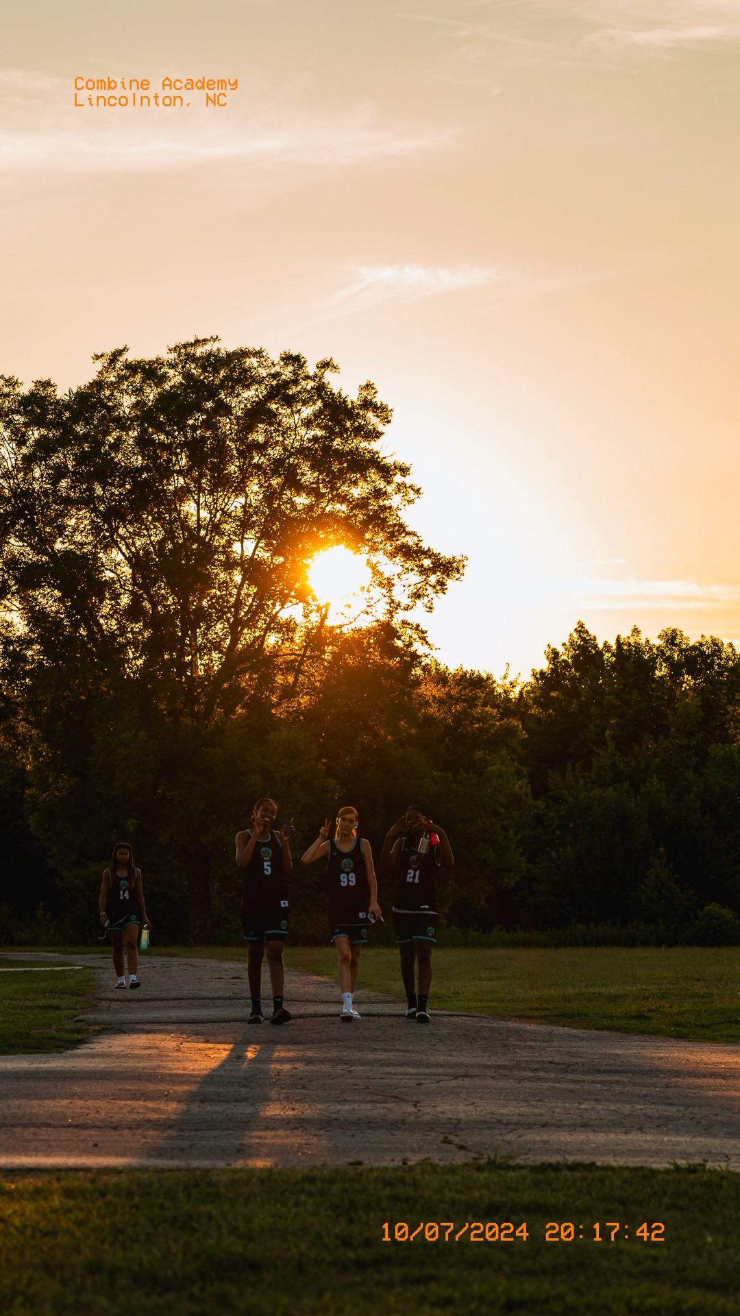 Joueuses de la Combine Academy marchant au coucher du soleil