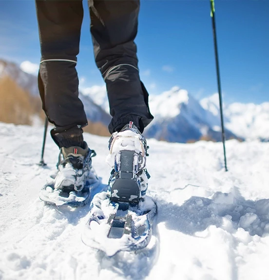 Marcher avec des raquettes à neige louées sur jam