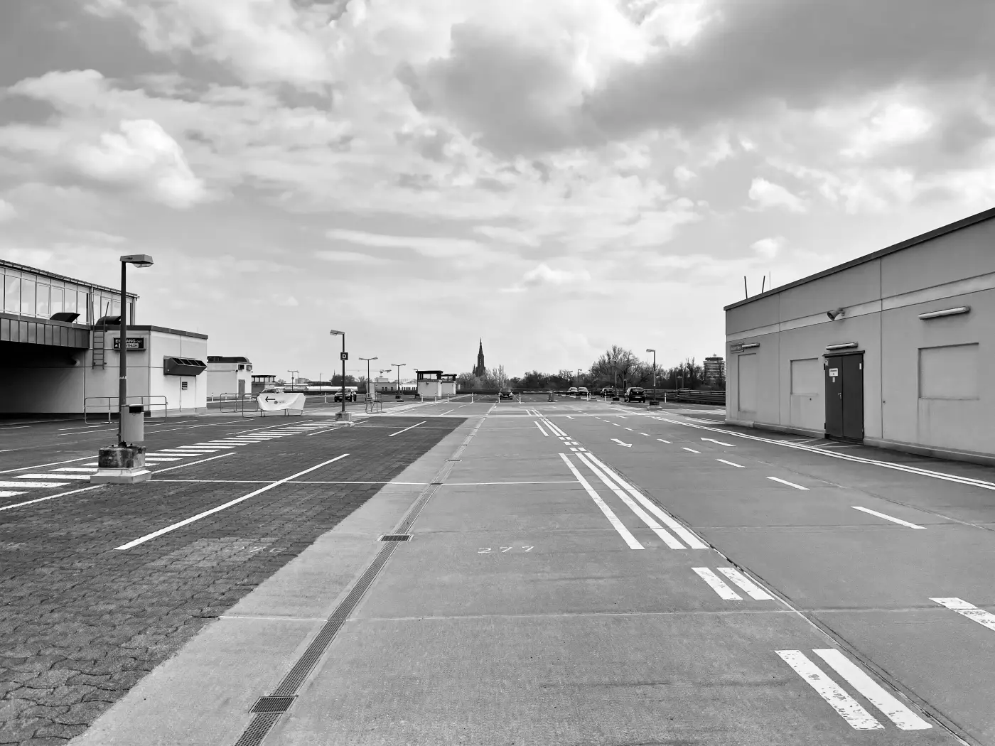Isometrische Zeichnung eines Bauprojekts mit mehreren Gebäuden und markierten Strukturen in Rot