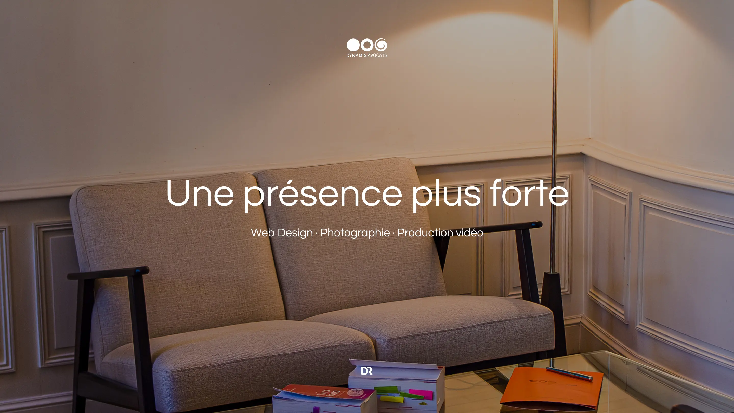 Intérieur élégant d’un cabinet d’avocats avec le titre Une présence plus forte et les expertises en web design, photographie et production vidéo