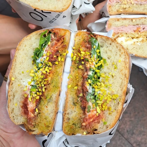 Apresentação de um sanduíche completo