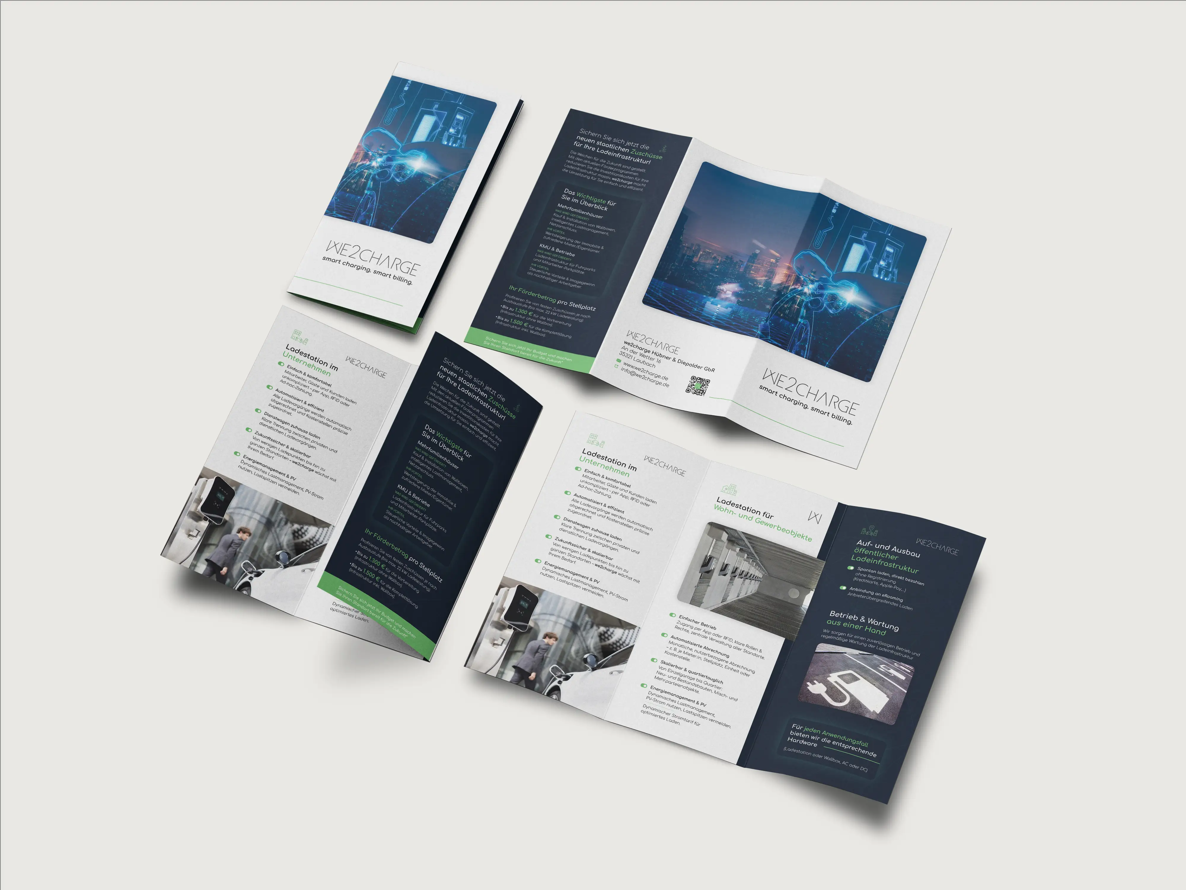 Mehrere aufgeklappte Trifold-Flyer für WE2CHARGE zum Thema Smart Charging und Smart Billing