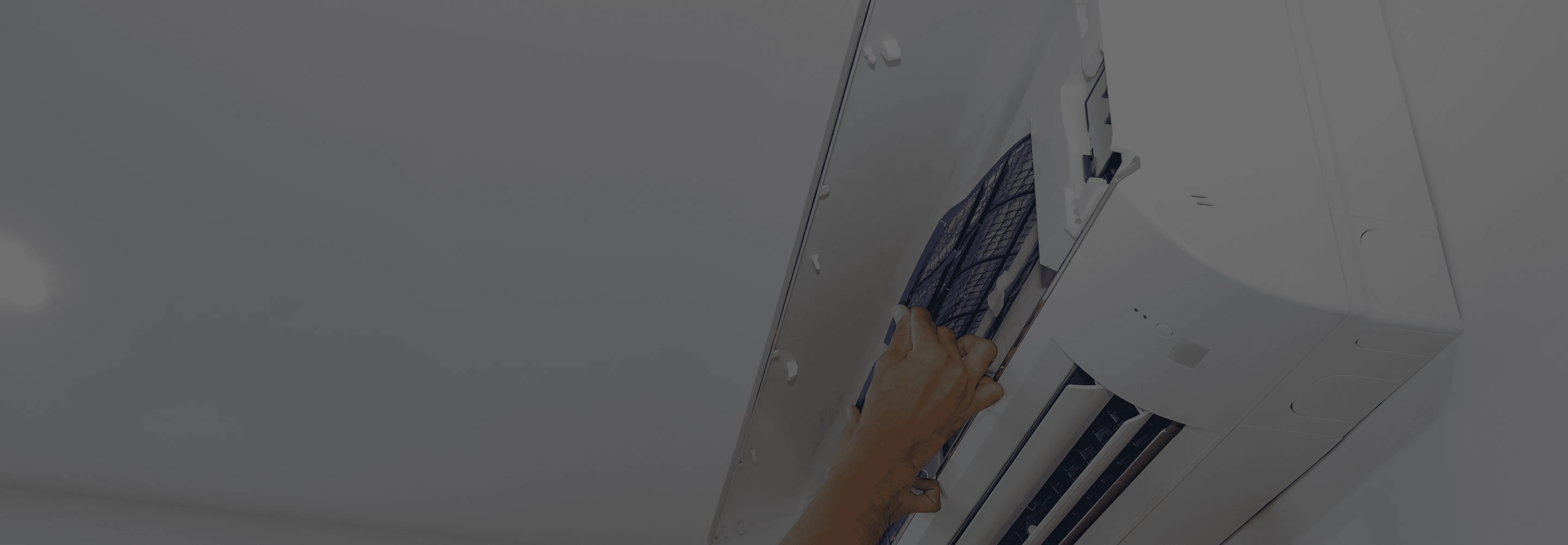 Nettoyage de l’unité intérieure d’une thermopompe murale lors d’un entretien professionnel.