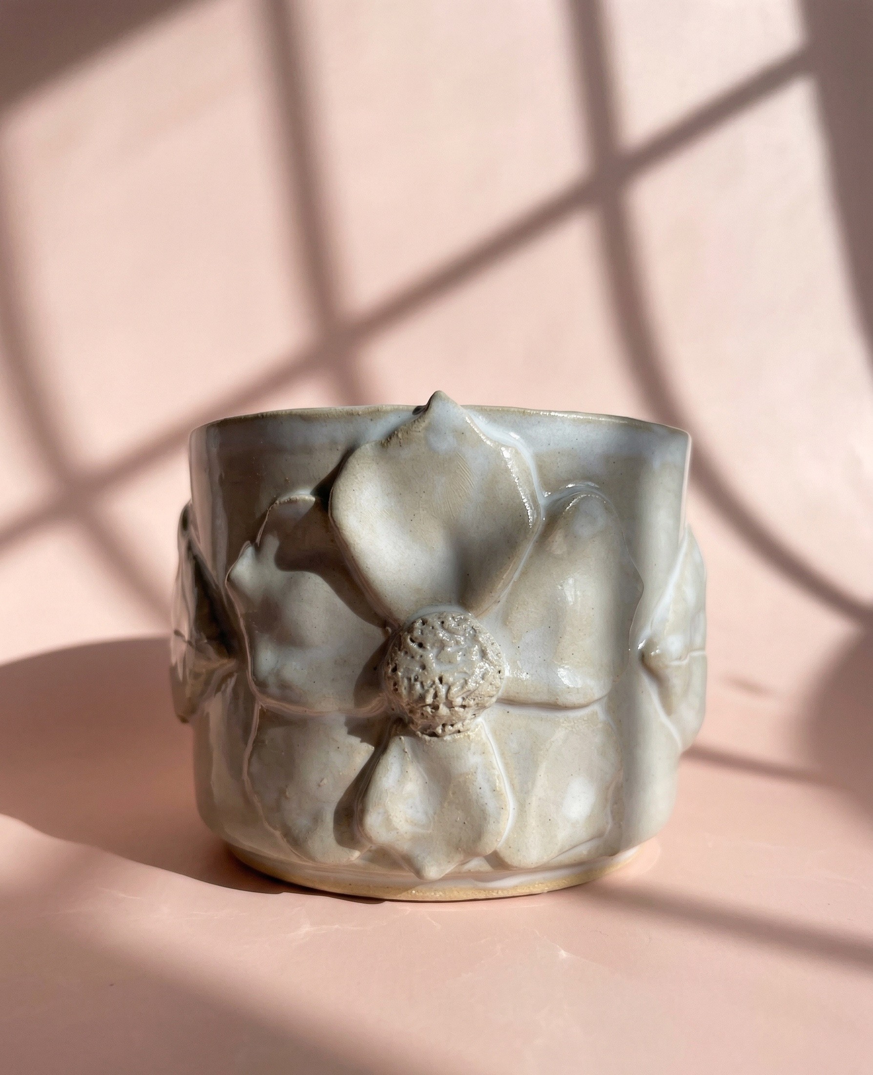 a ceramic cup with floreal decolarion