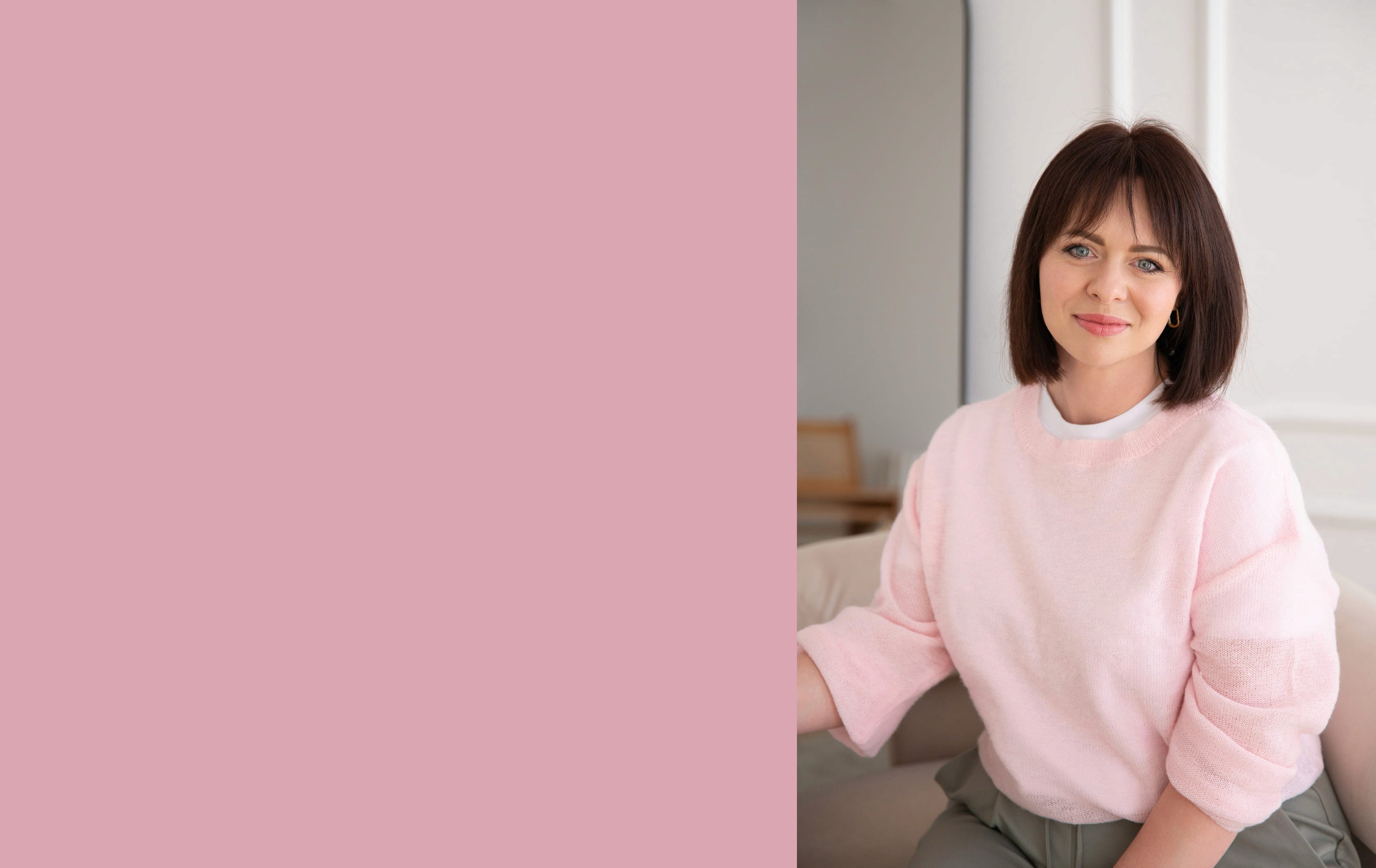 Siedząca uśmiechnięta kobieta patrząca na użyrkownika