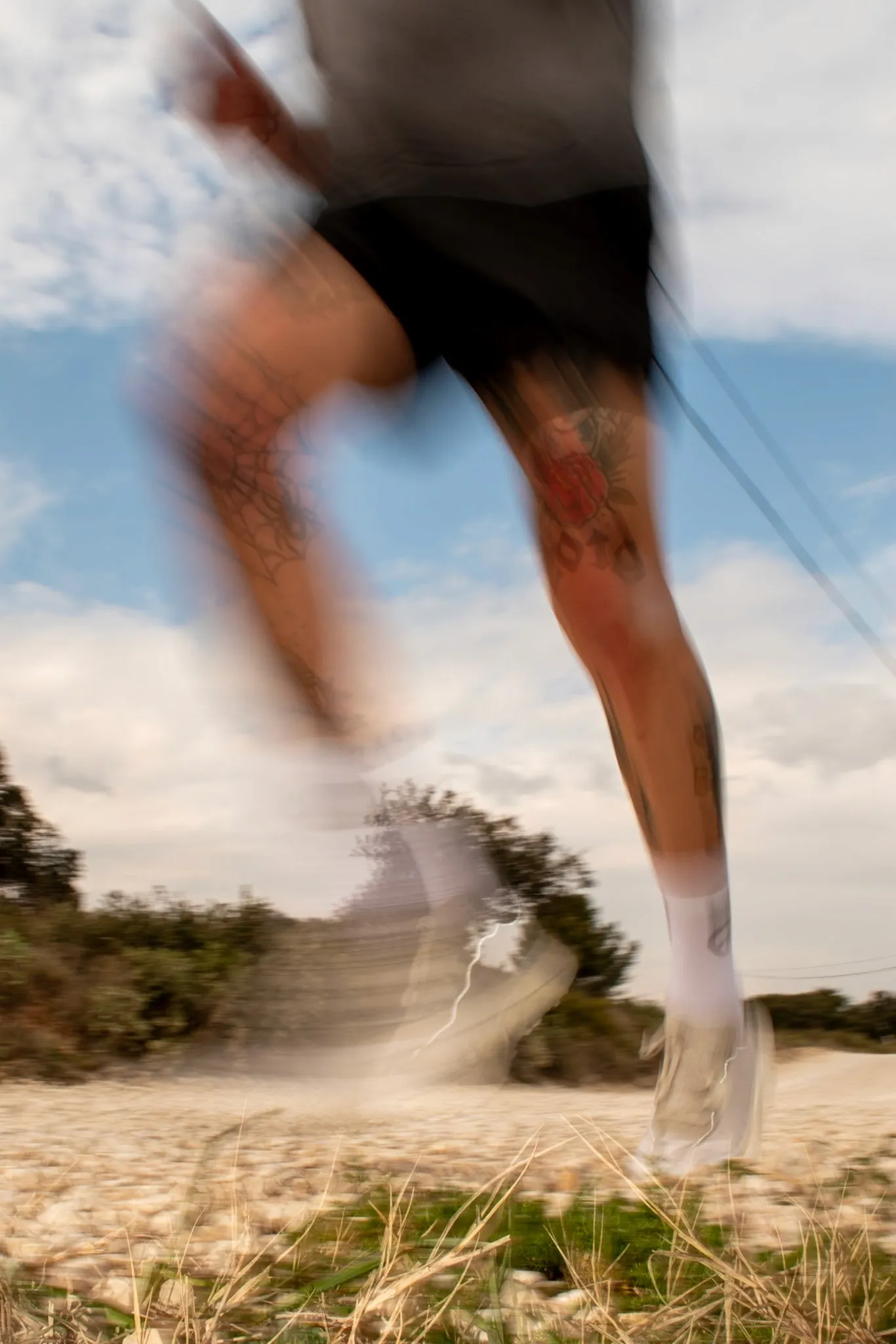 Série de photographies d'action de trail running de nuit et de jour sur terrain technique.
