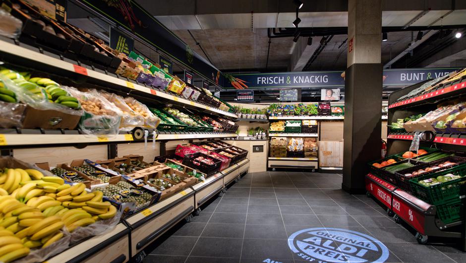 Aldi greift den industriellen Stil auch durch offene Decken, schlichte Farben, Sichtbeton und ungewohnt dezente Werbeanzeigen auf der Verkaufsfläche auf.