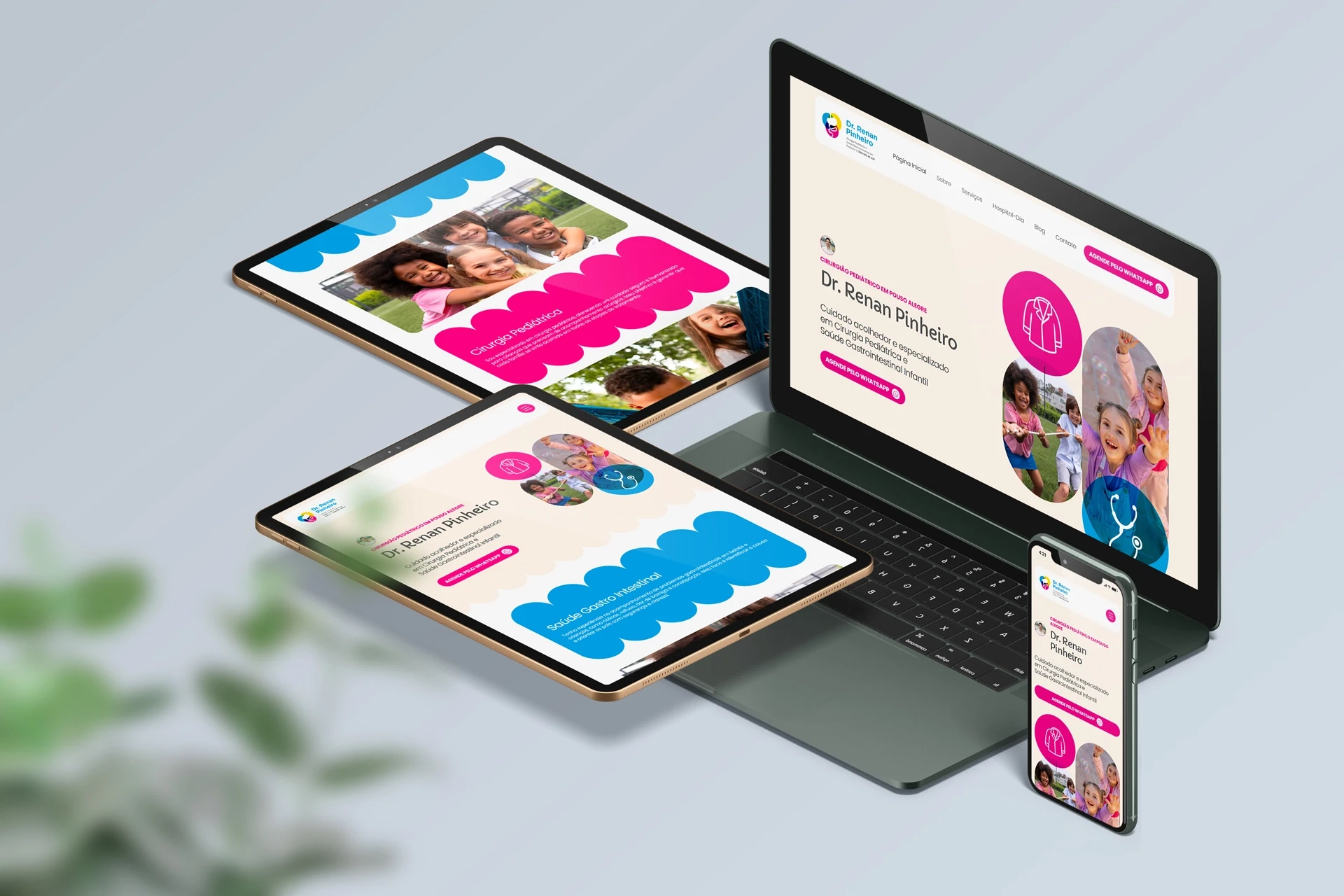Mockup em perspectiva de um notebook, dois tablets e um smartphone exibindo o layout responsivo do site do Dr. Renan Pinheiro, com design moderno nas cores azul, rosa e amarelo.