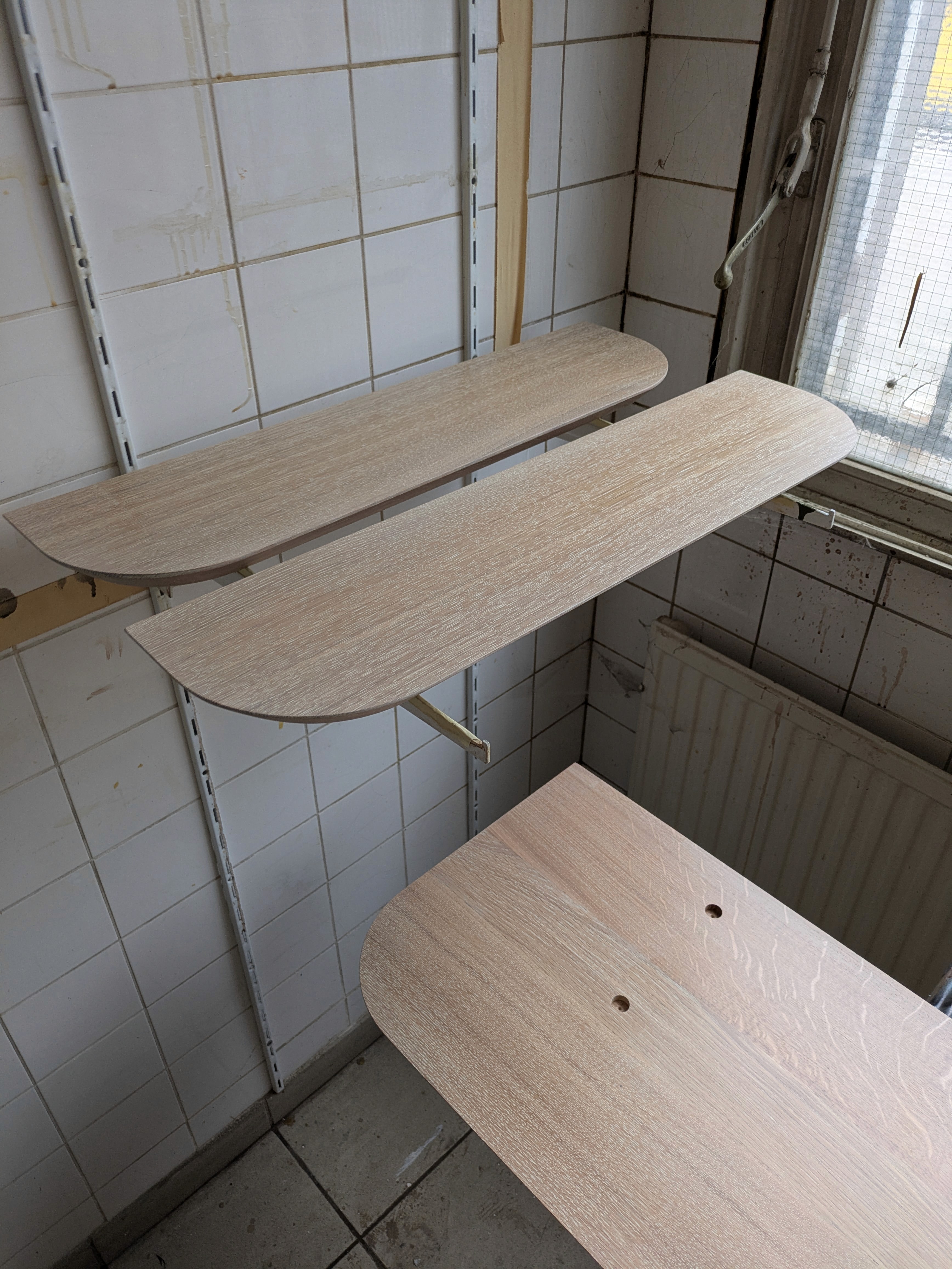 Eikenhouten wandplanken met afgeronde hoeken in een houtbewerkingsatelier