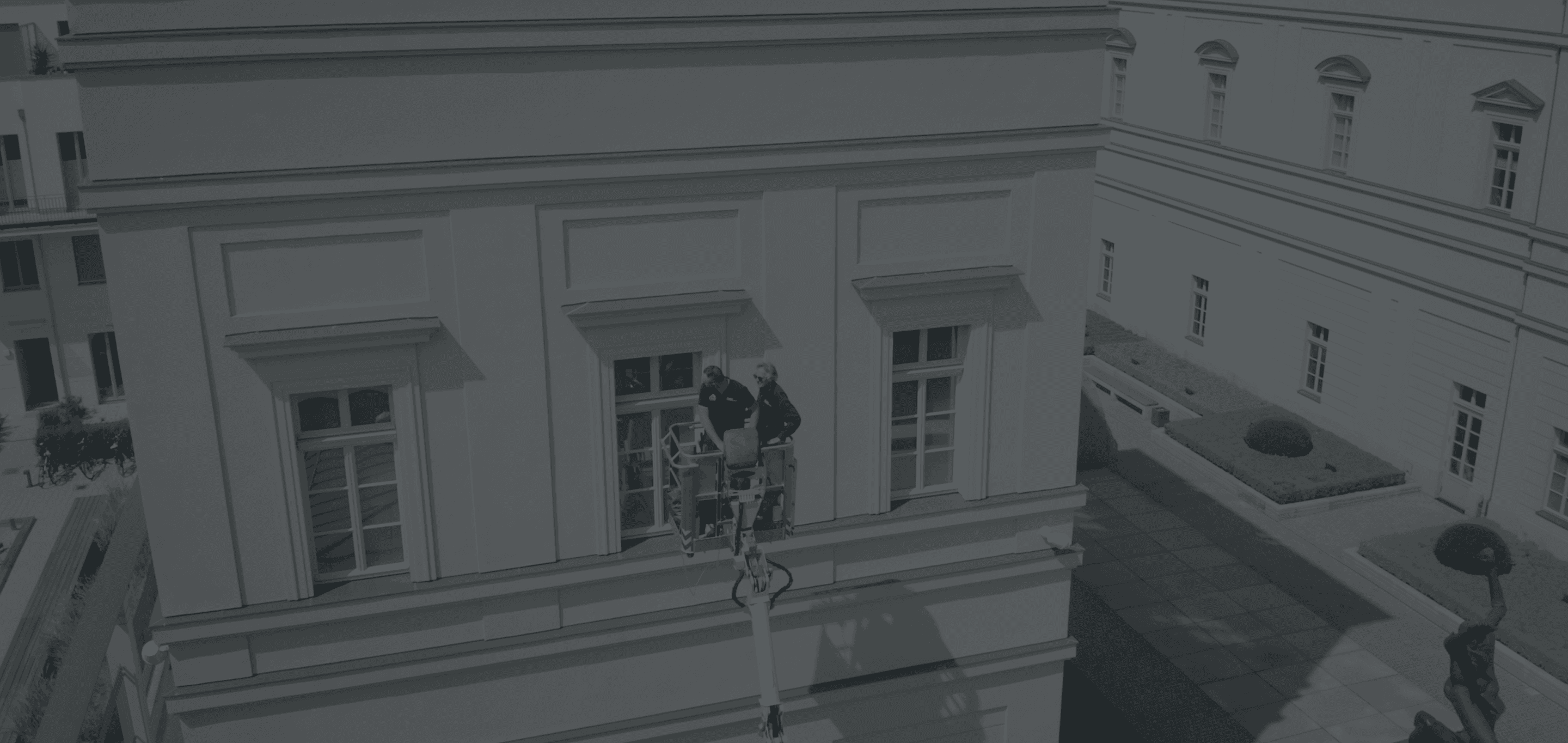 Zwei Monteure arbeiten an einer Fassade