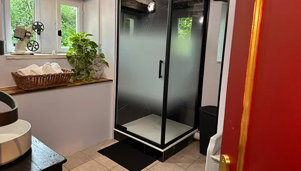 Salle de bain moderne du gîte La Tuilerie du Cinéaste