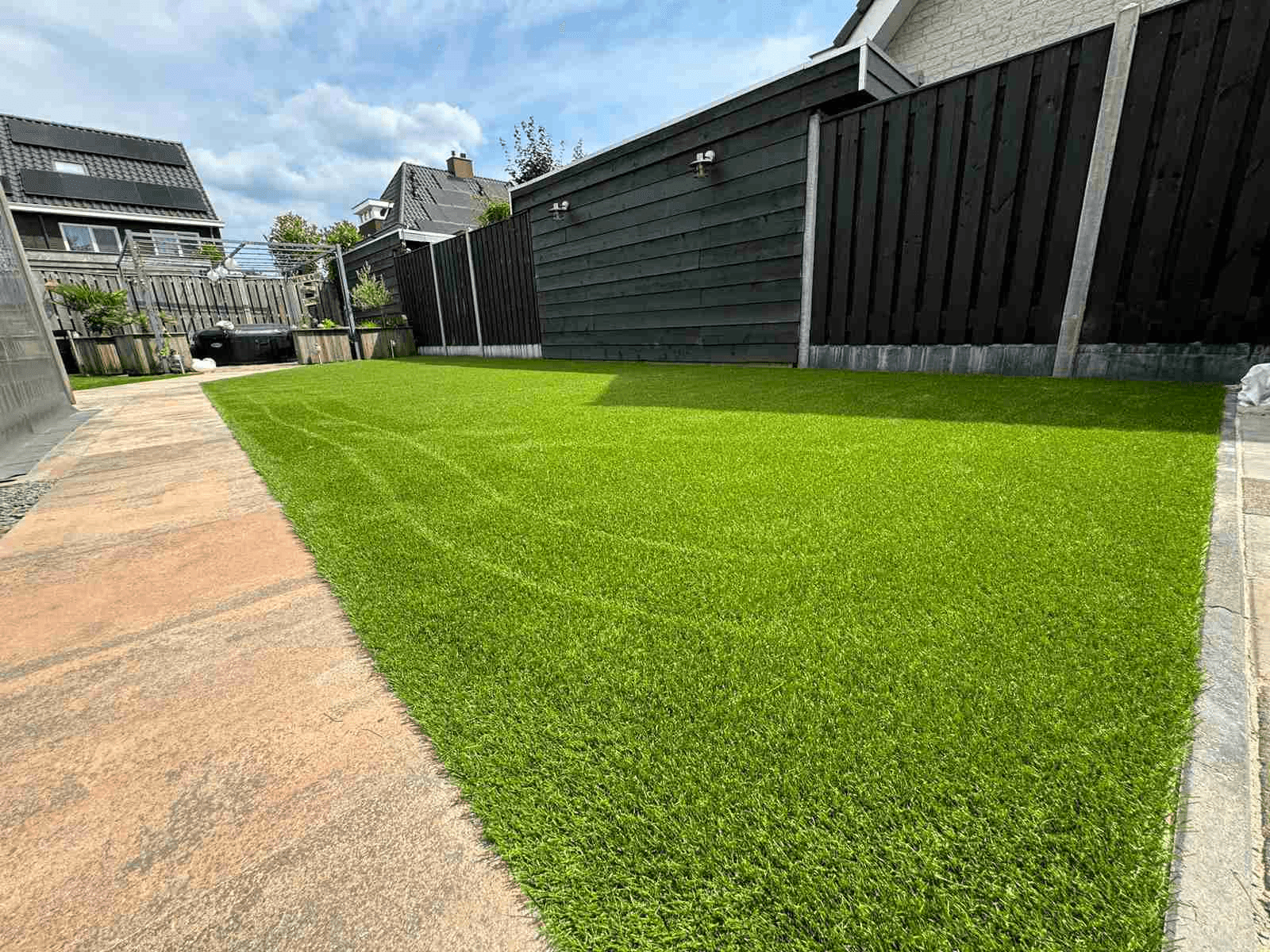 Achtertuin met kunstgras van VDV kunstgras