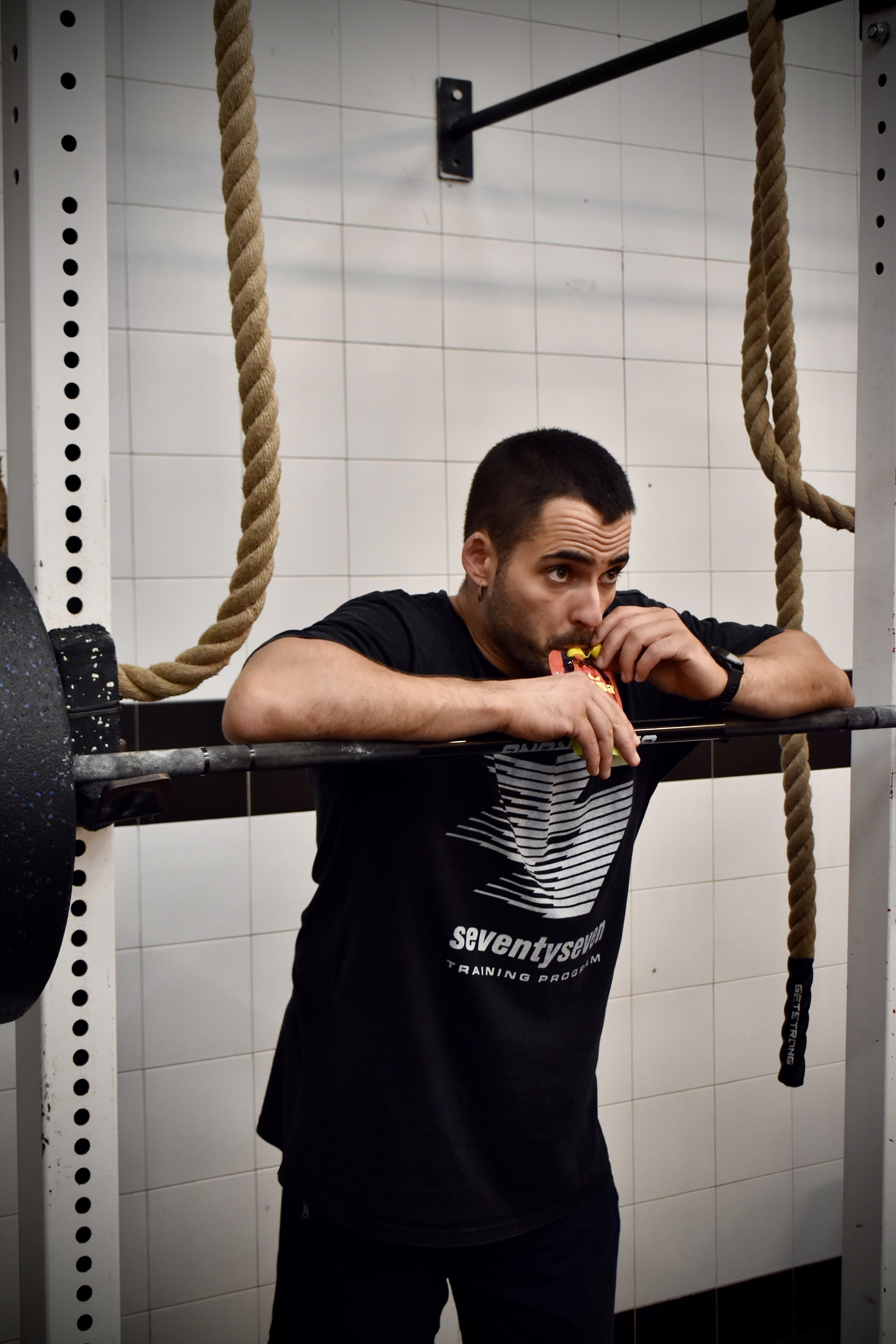 hombre entrenando en crossfit