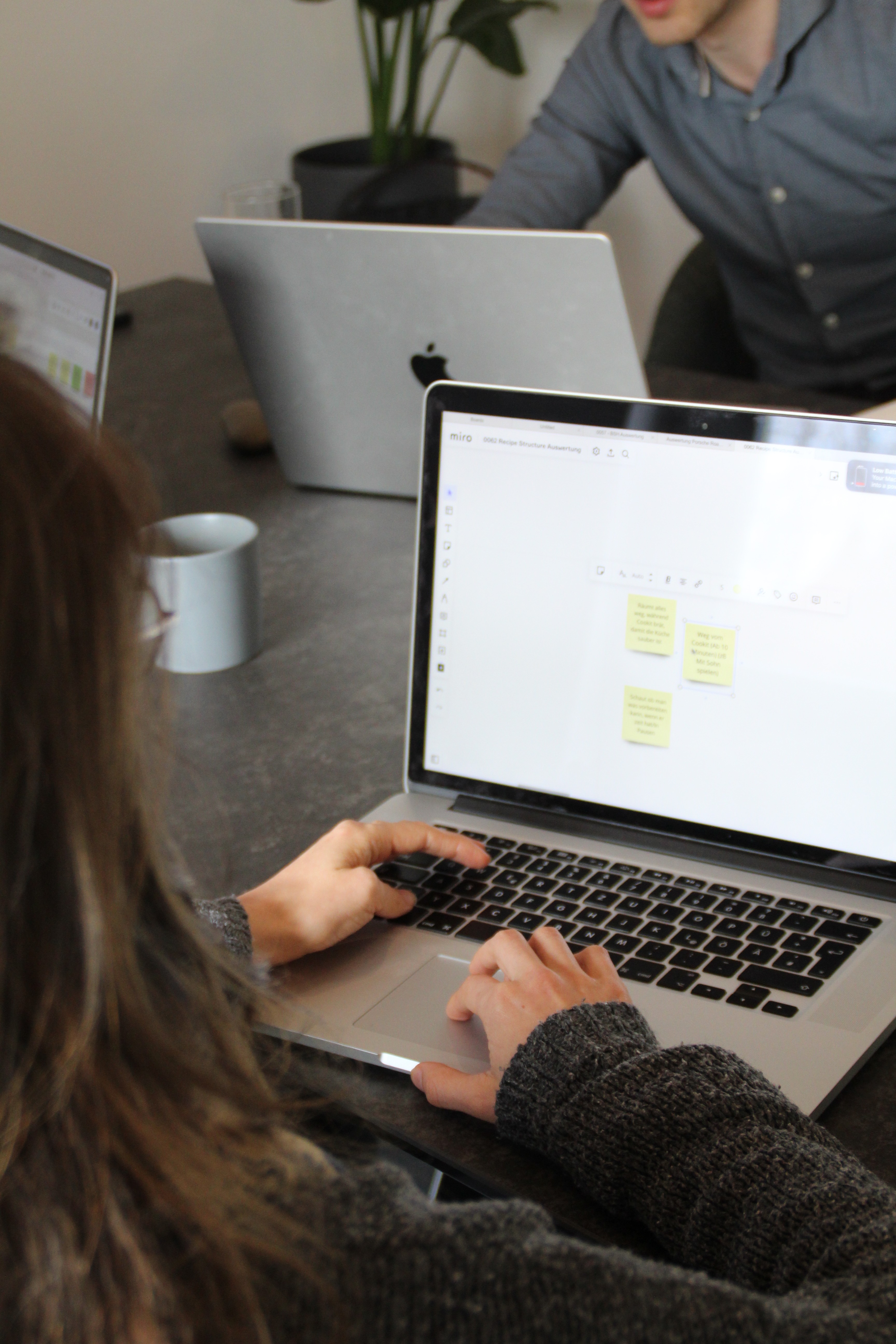 User-Research-Interview bei Fünfpunktnull: Julia Thum befragt einen Probanden zu Produktanforderungen und Nutzerbedürfnissen