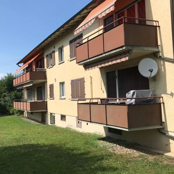 Fassade des Mehrfamilienhauses vor der Sanierung