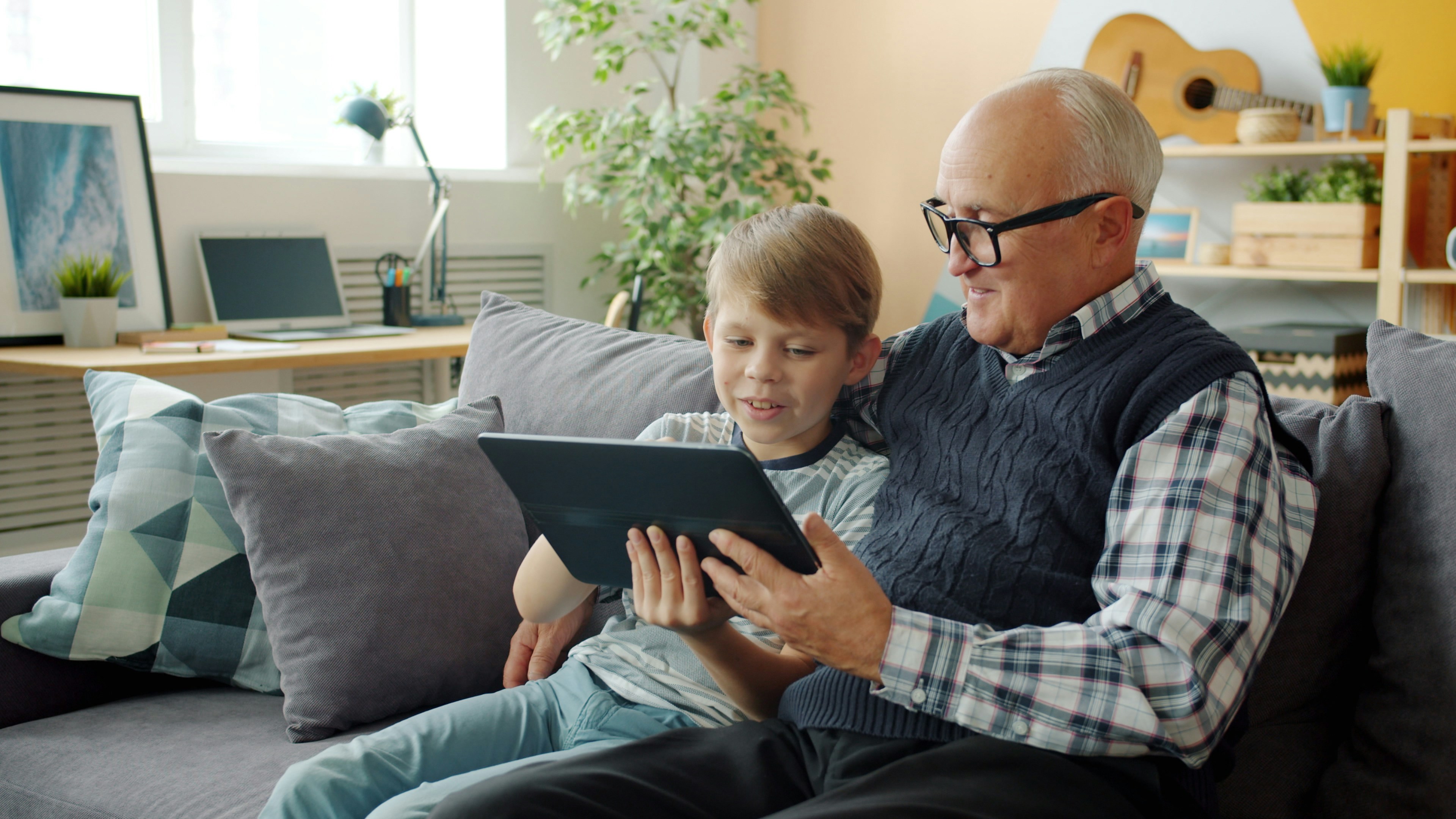 Imagen de abuelo y nieto usando tablet