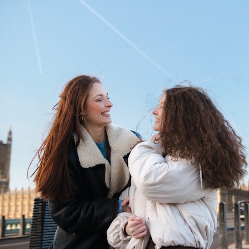 Những người bạn đang tận hưởng buổi chụp hình của họ trước tháp Big Ben