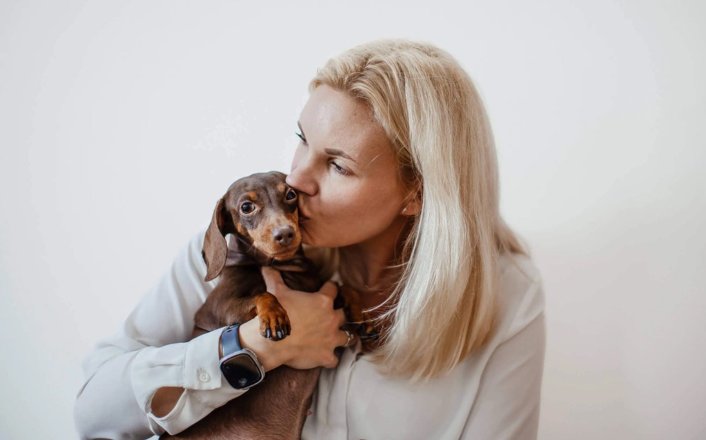 Theresa mit ihrem Hund, repräsentiert den persönlichen und authentischen Ansatz hinter SHEWords HR-Copywriting