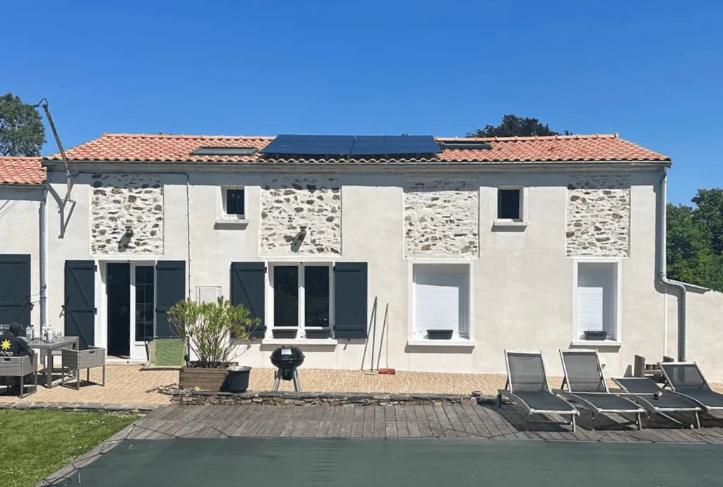 Photo d'une maison à Orée-d'Anjou dans la Maine-et-Loire équipée de panneaux photovoltaïques dont l'installation a été faite par Solarock.