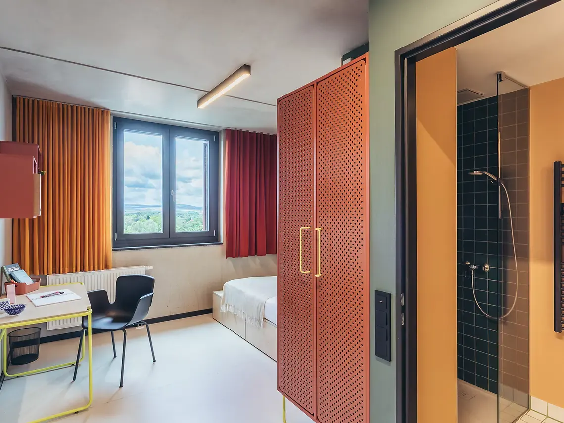 Private student studio in Göttingen with bed, study area, storage and en-suite bathroom