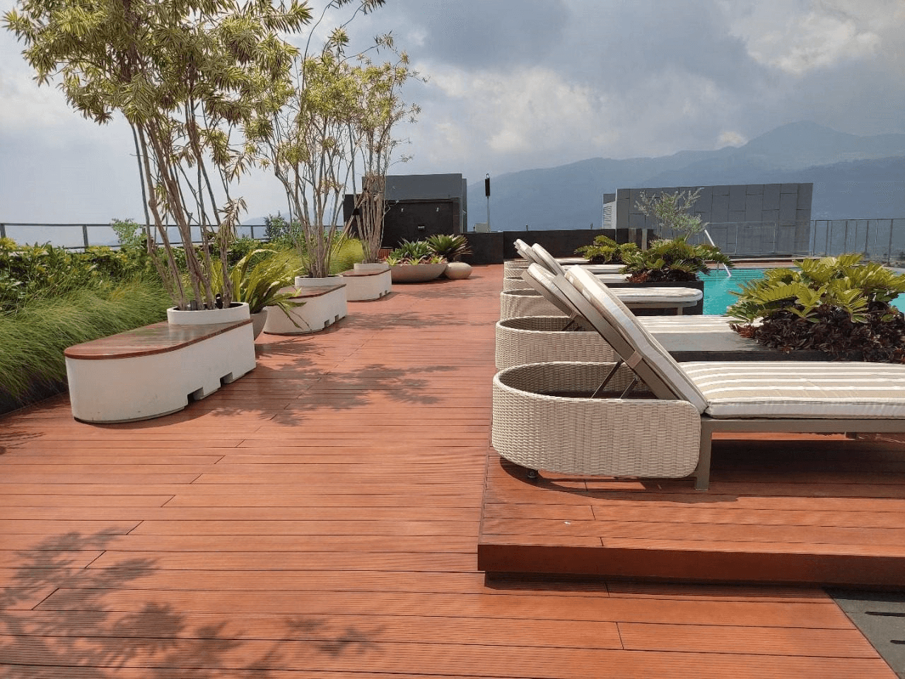 Foto pemasangan decking kayu MUDA WPC di kolam renang hotel Pesona Alam Puncak, Bogor