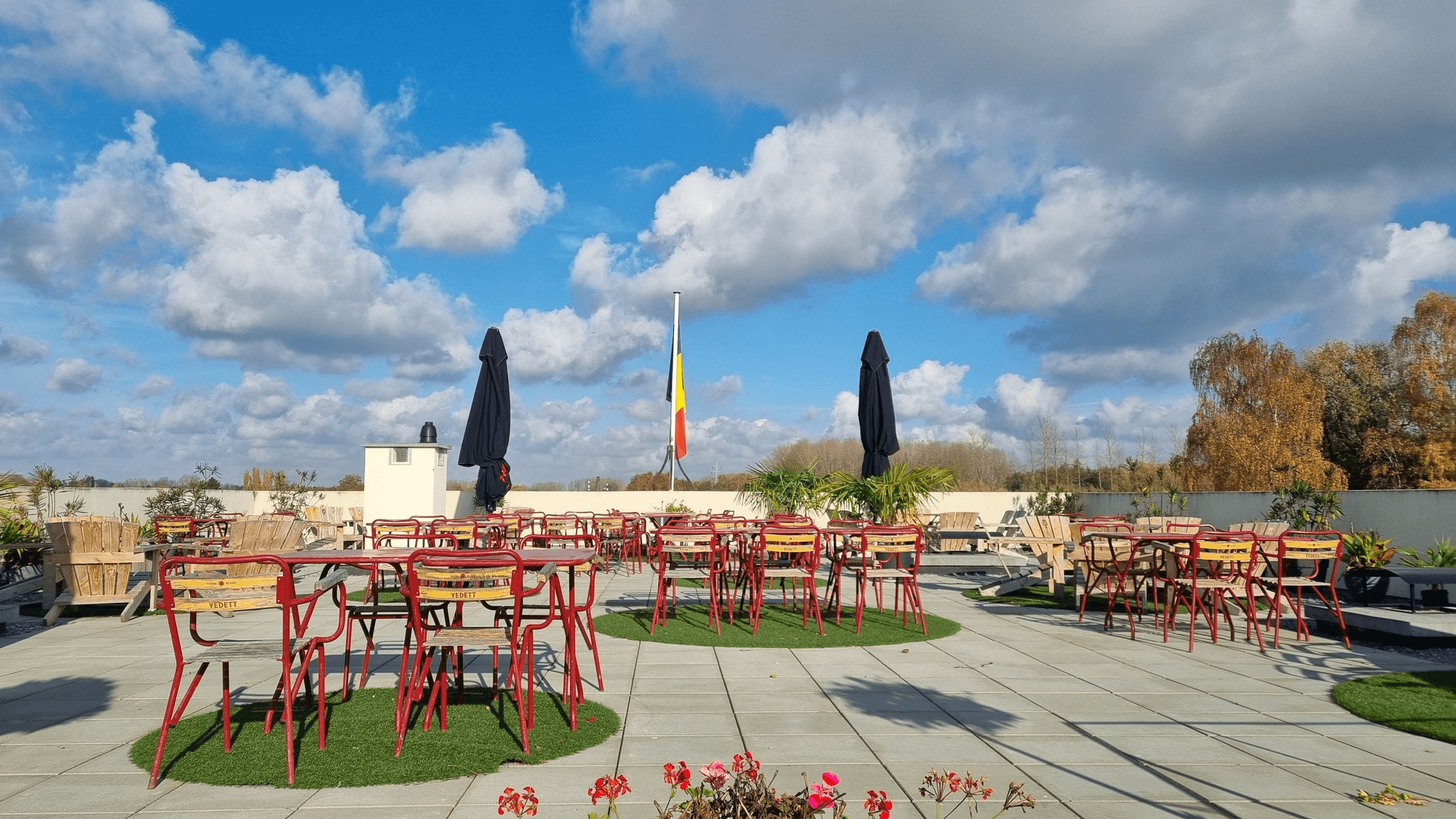Panorama van het terras van Fortcafé De Batterie in Fort Liezele op een zonnige dag
