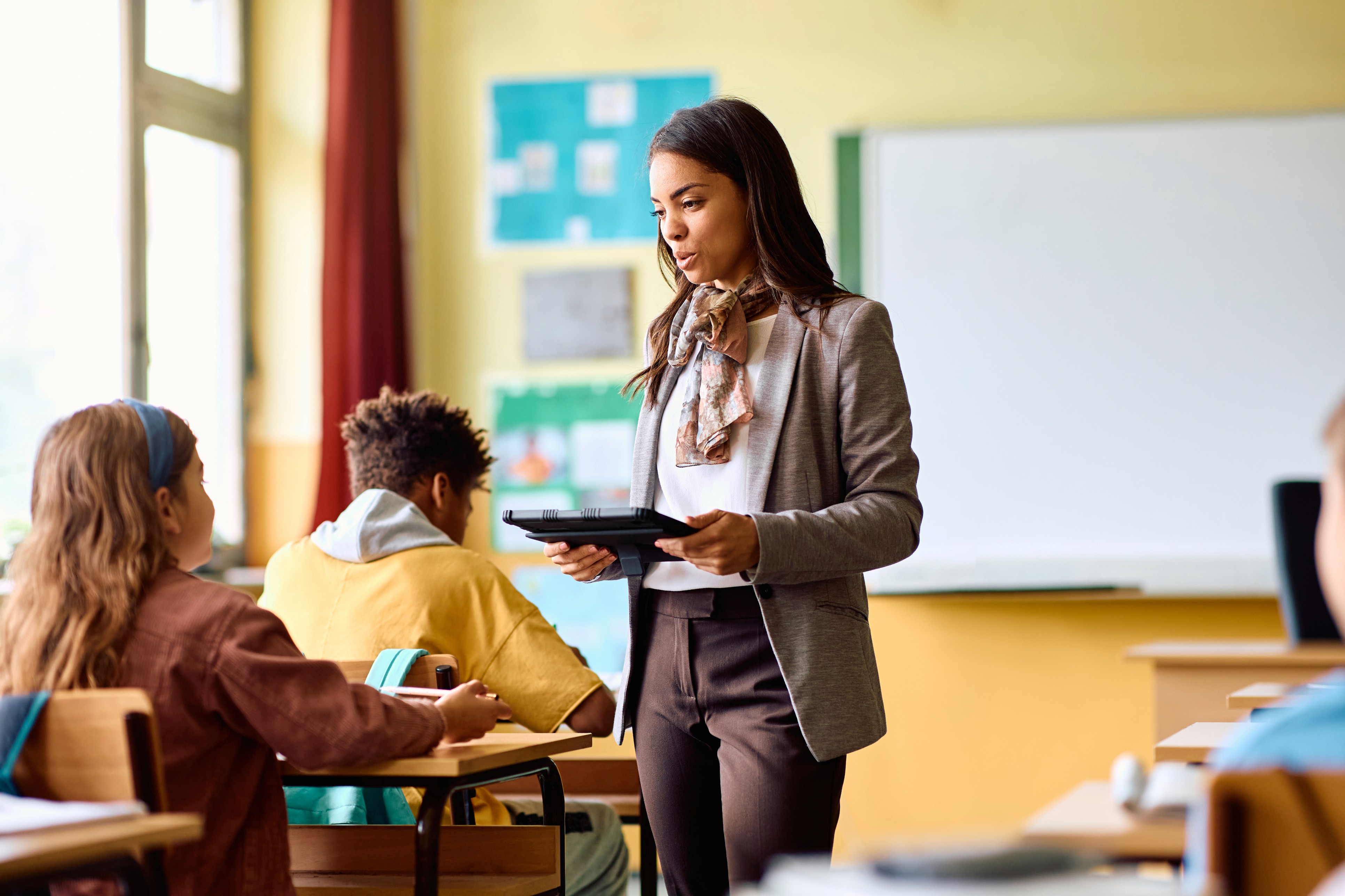 The screen mirroring icon being highlighted on an iPhone