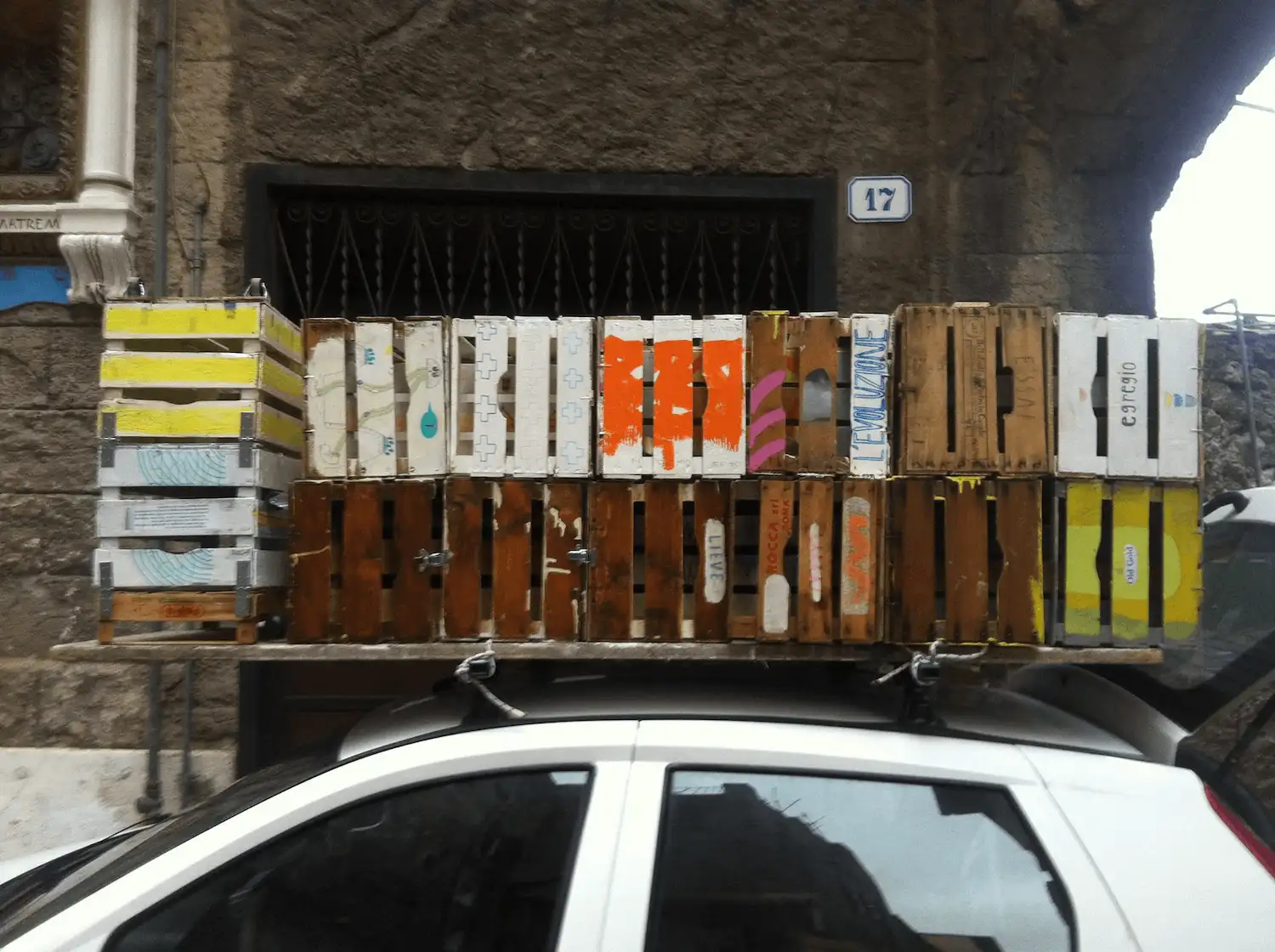 L'auto di Carlo Celanetti sotto casa a Tivoli vecchia trasloca delle cassette di legno in pieno stile recupero di materiale per altro utilizzo in pieno suo stile