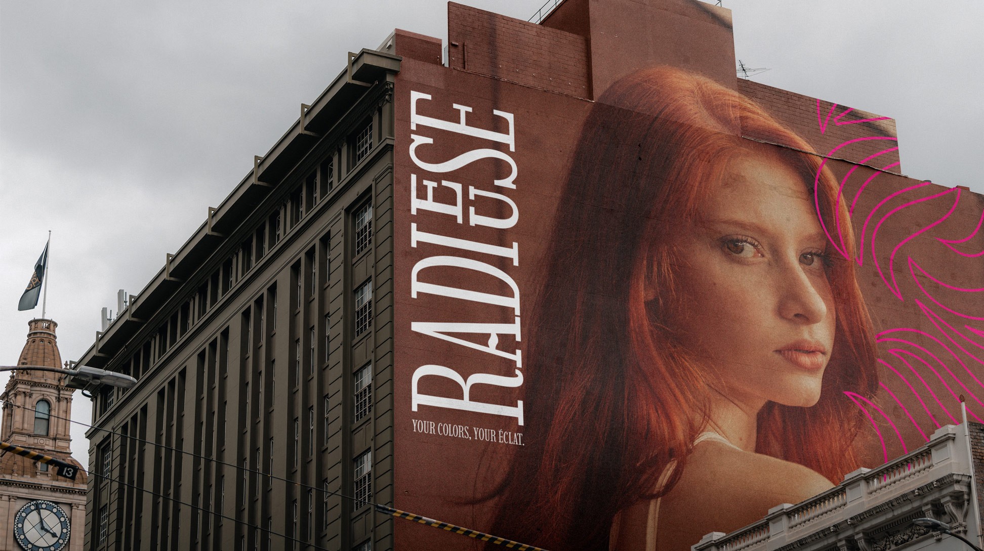 Mural publicitaire Radieuse + photo d'une femme et motif rose.