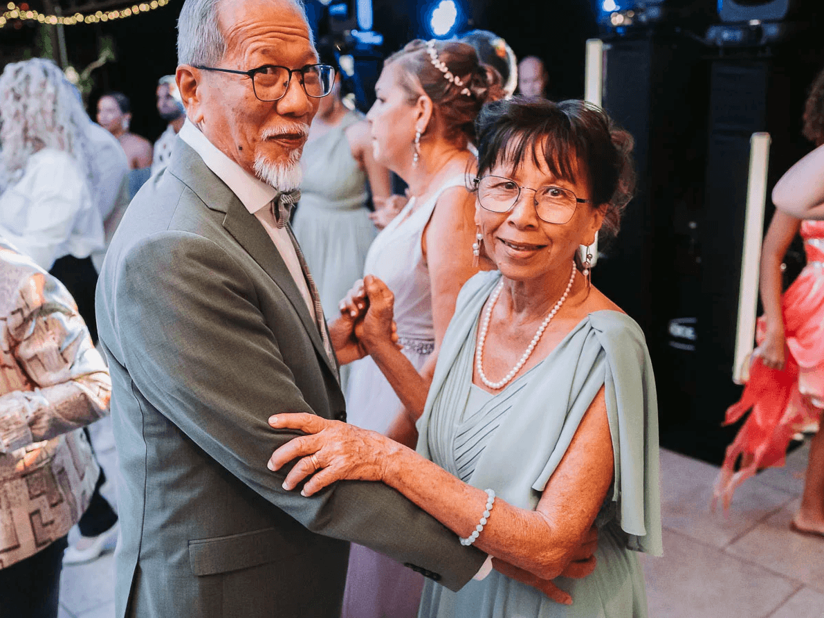 Moment d'émotion et accolade sincère — Photographe Mariage Réunion 974