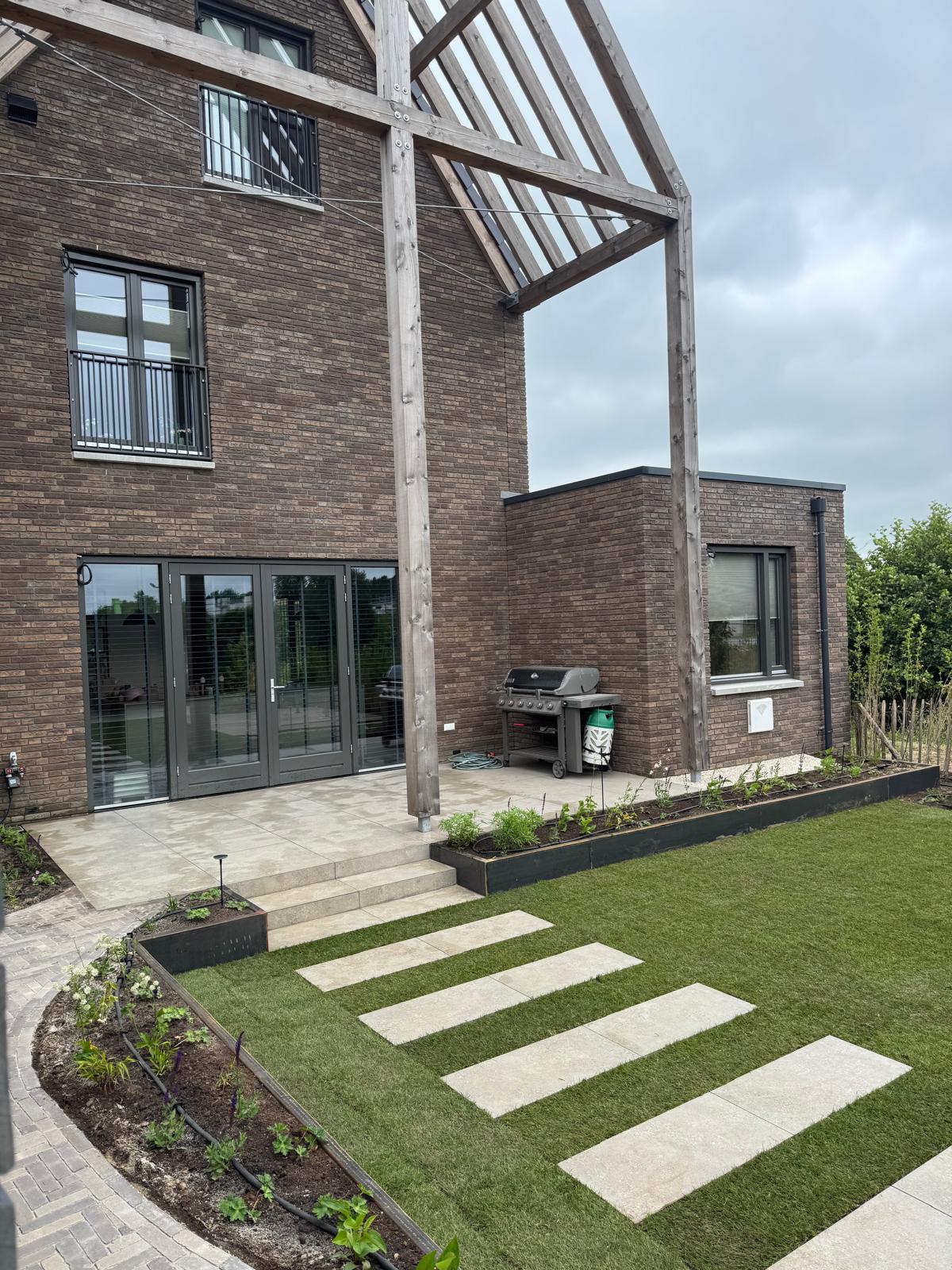 Tuin met overkapping en buitenverblijf - Art gardens