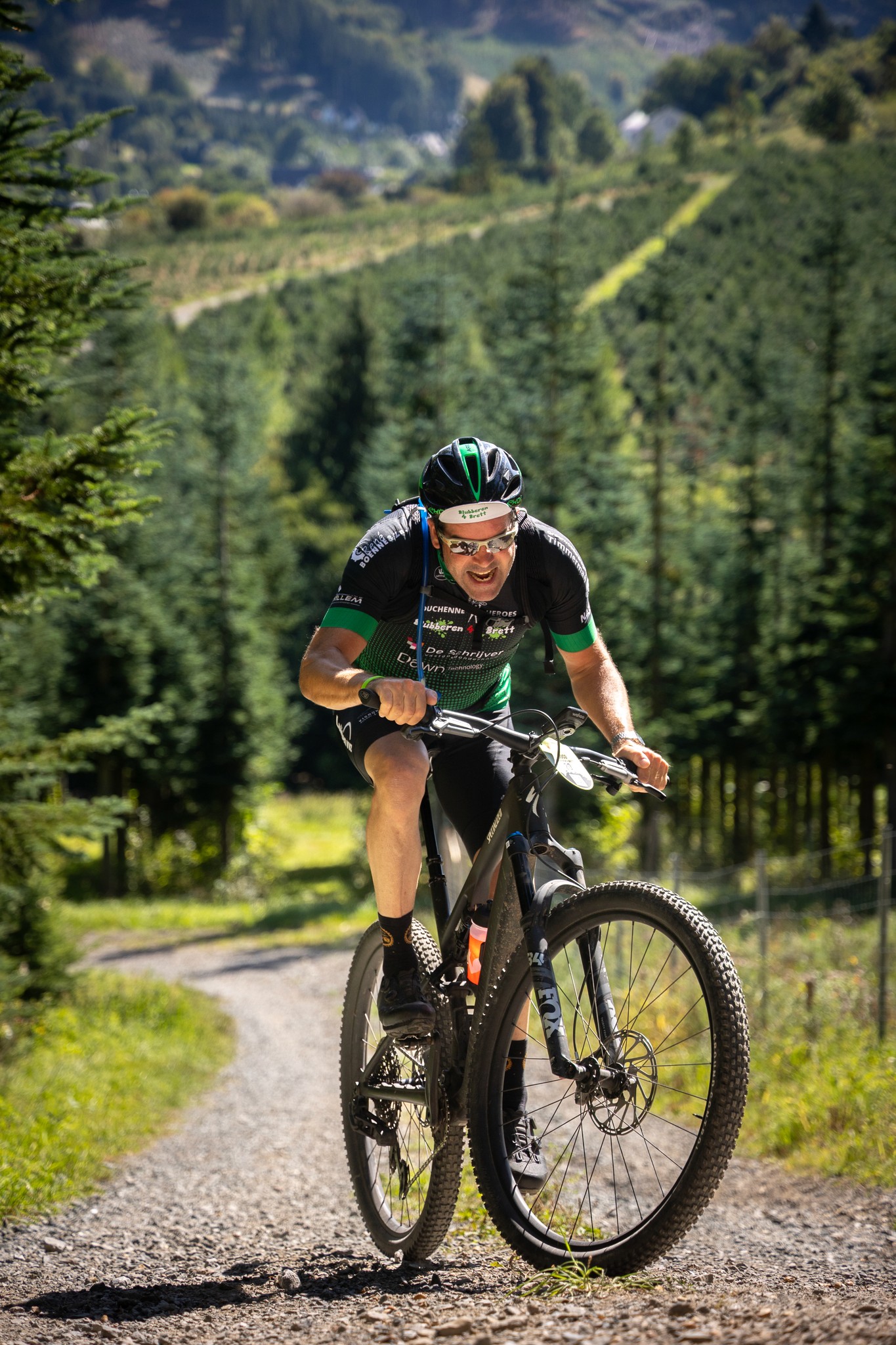Twee mensen vormen samen met hun handen een hartje, als symbool voor betekenisvolle betrokkenheid en transparantie richting donateurs.