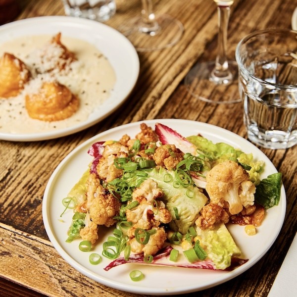 Pomme dauphine, salade sucrine et chou fleur