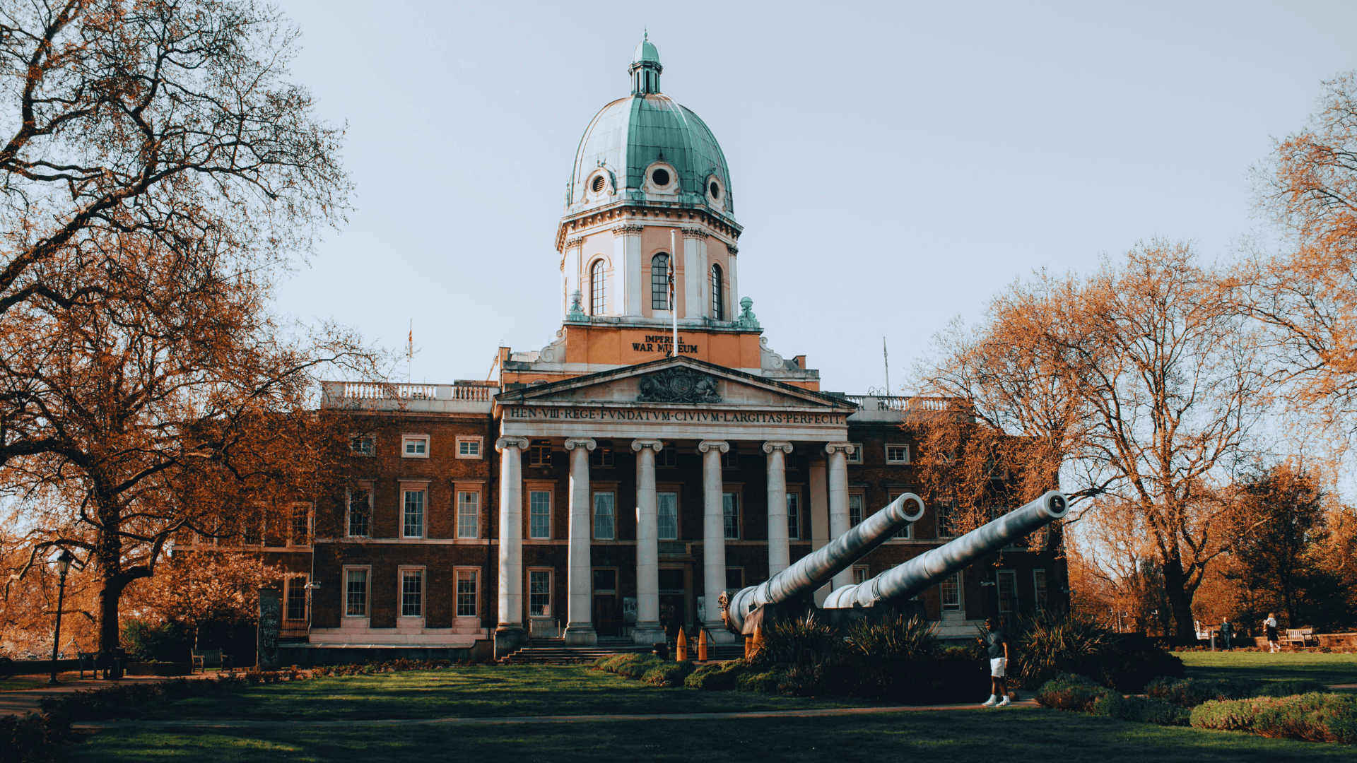 The Imperial War Museum seen from outside, with two canons in the foreground