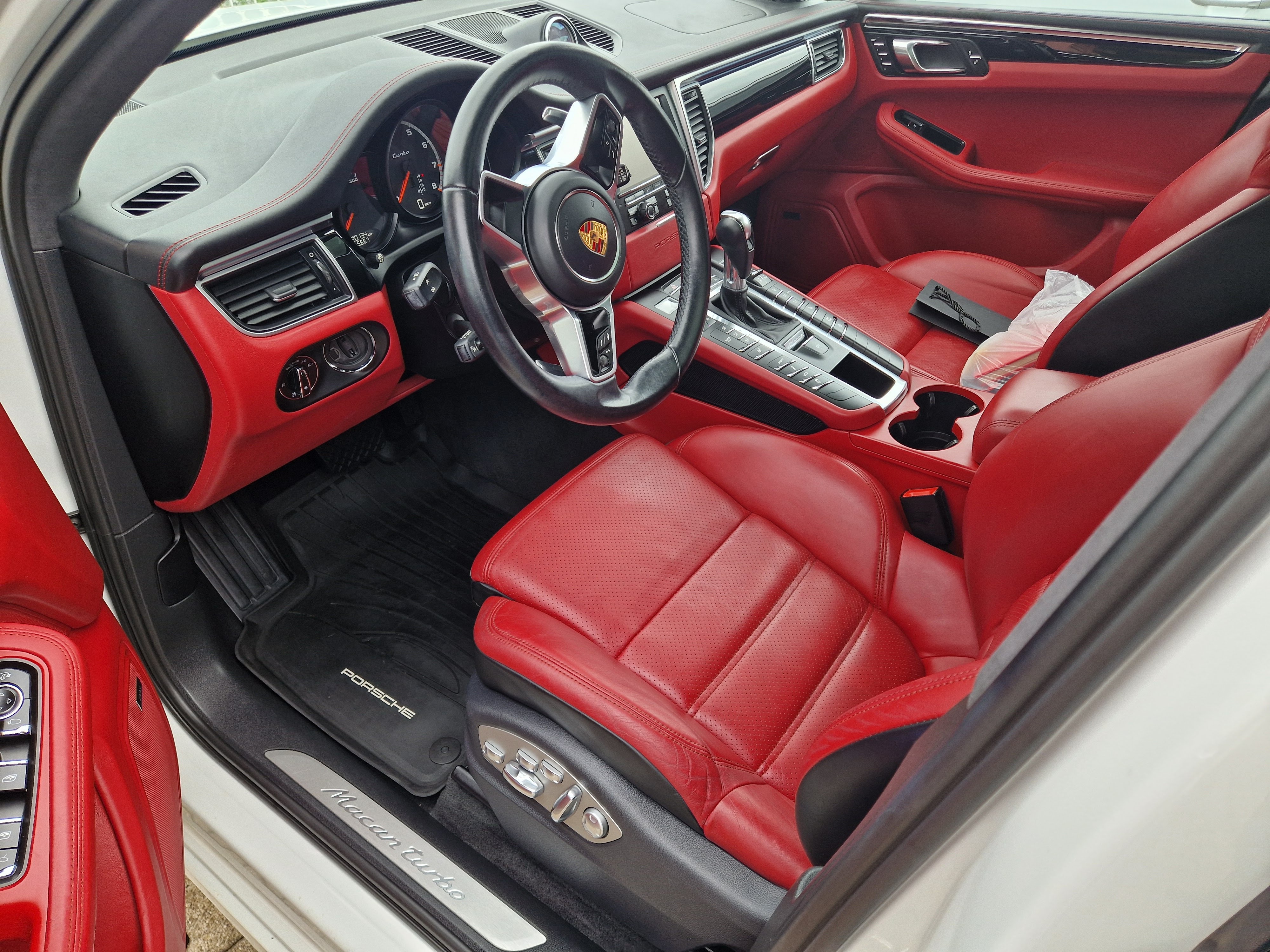 Frisch gereinigter Auto Innenraum – strahlend sauber und hygienisch nach Innenreinigung