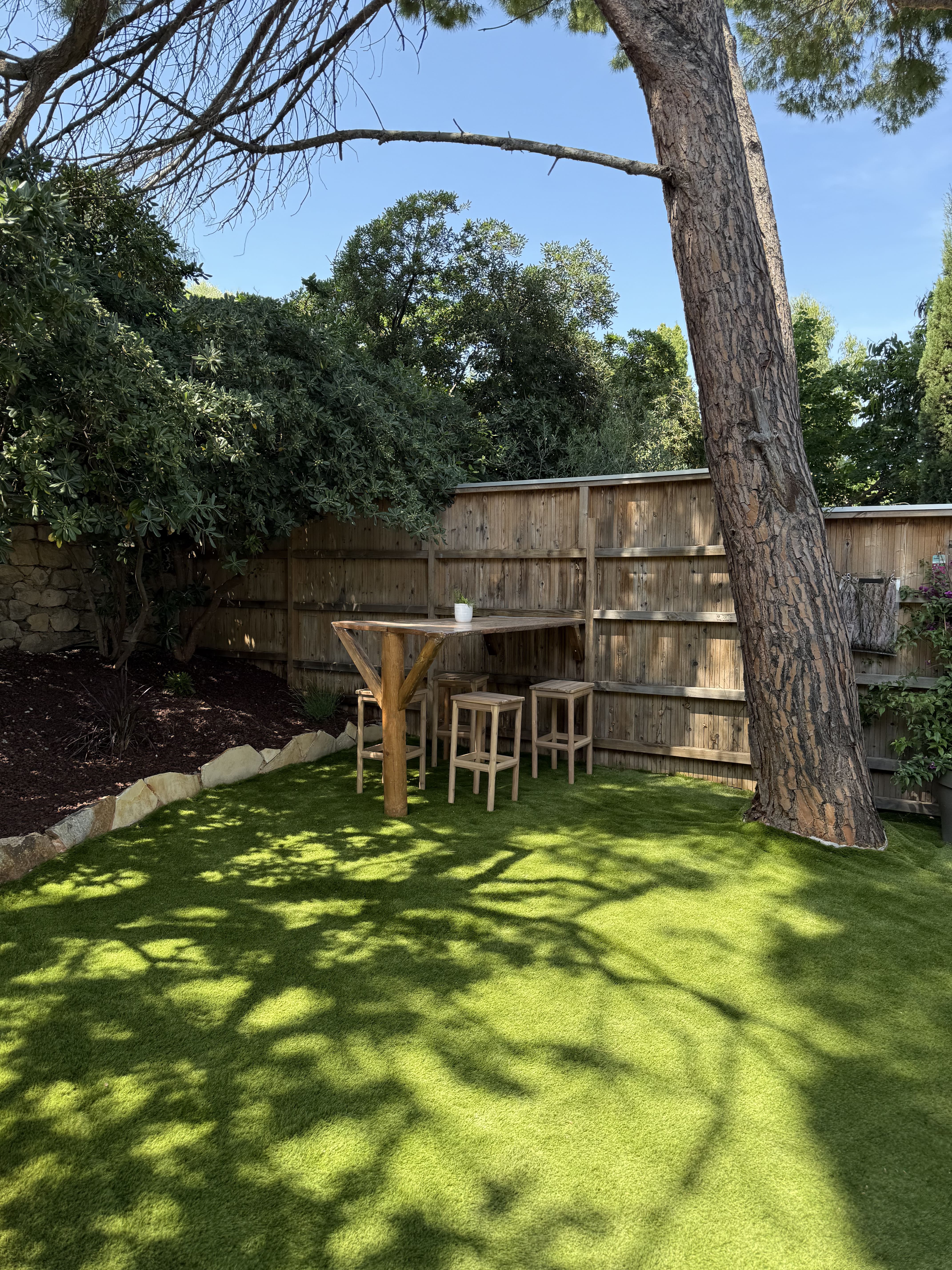 Pose de gazon naturel et clôture en bois pour un domaine privé au Pradet - BML Paysages