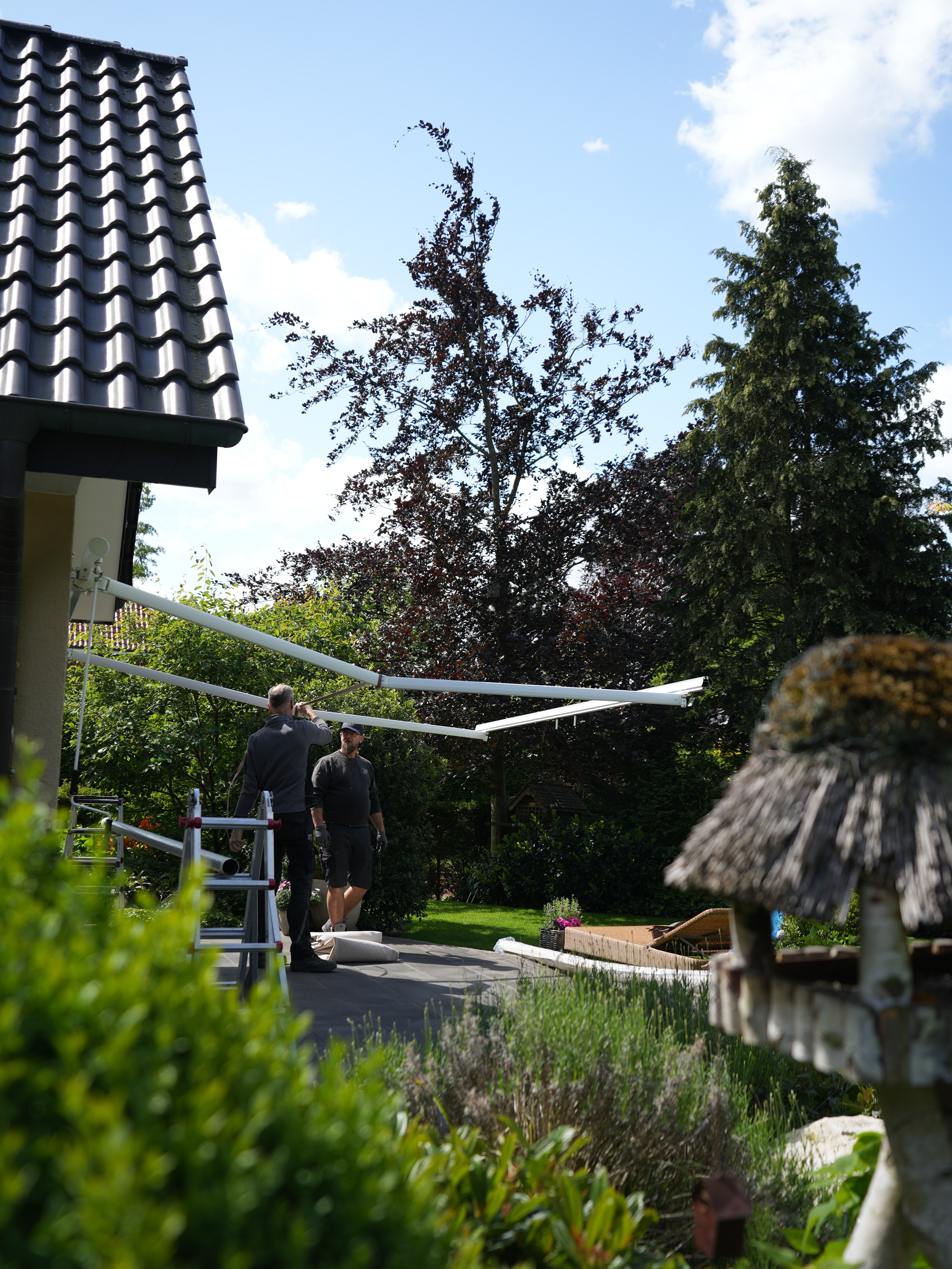 Montage von Sonnenschutz in Westerwalbesloh, Gütersloh; Handwerker arbeiten an Markisen und Rollläden, OWL, Maßanfertigung.