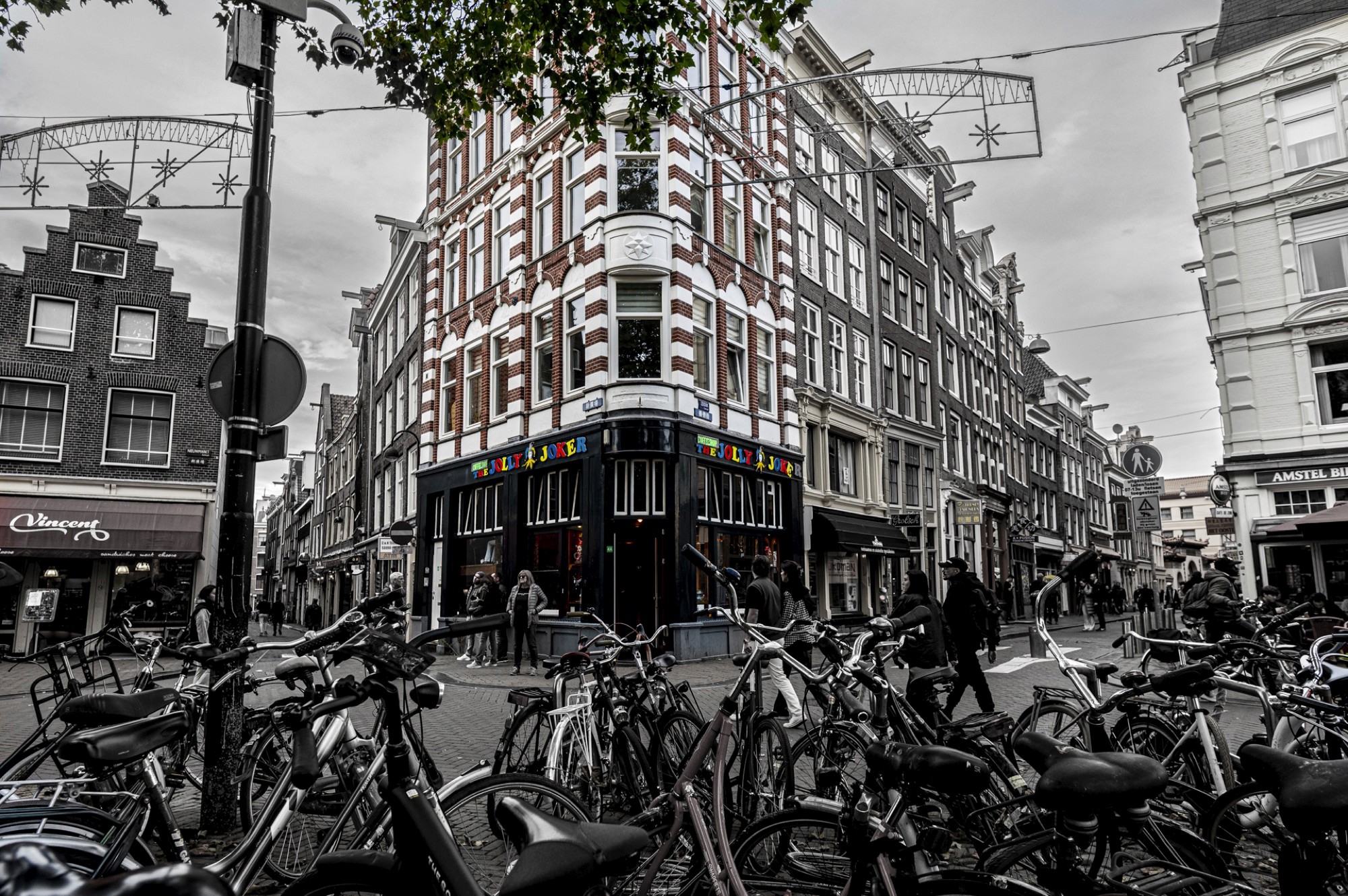 A storyteller opens an evening route through Amsterdam