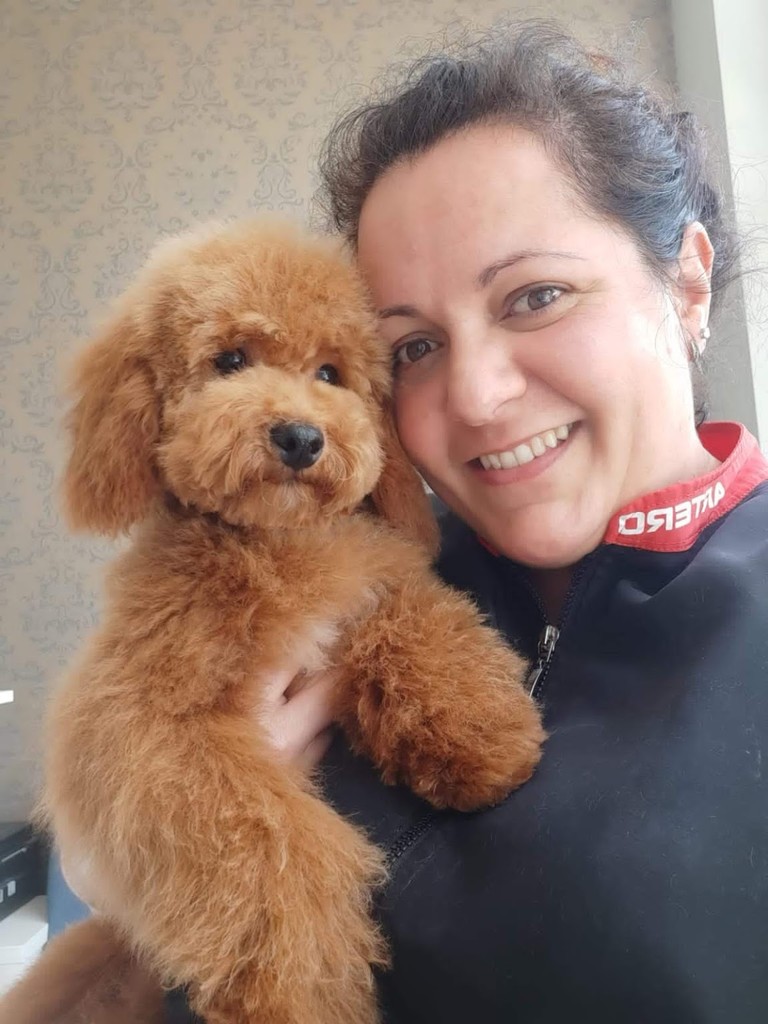 Elisabet posa con un perro
