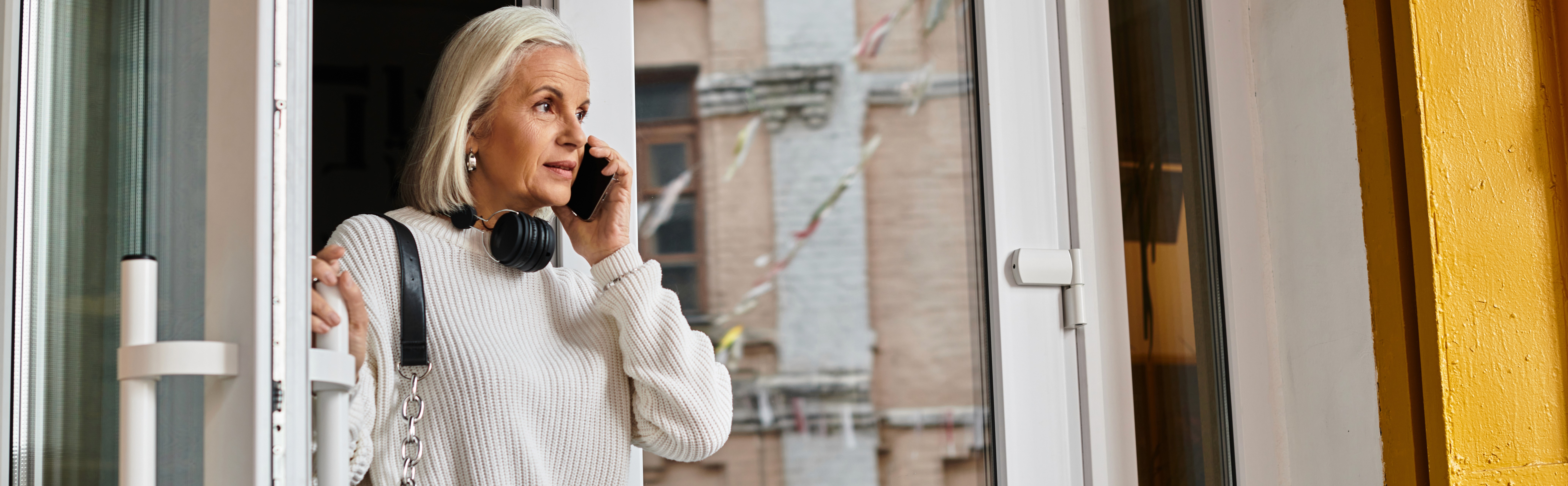 Frau verlässt Haustüre mit Türalarmsensor