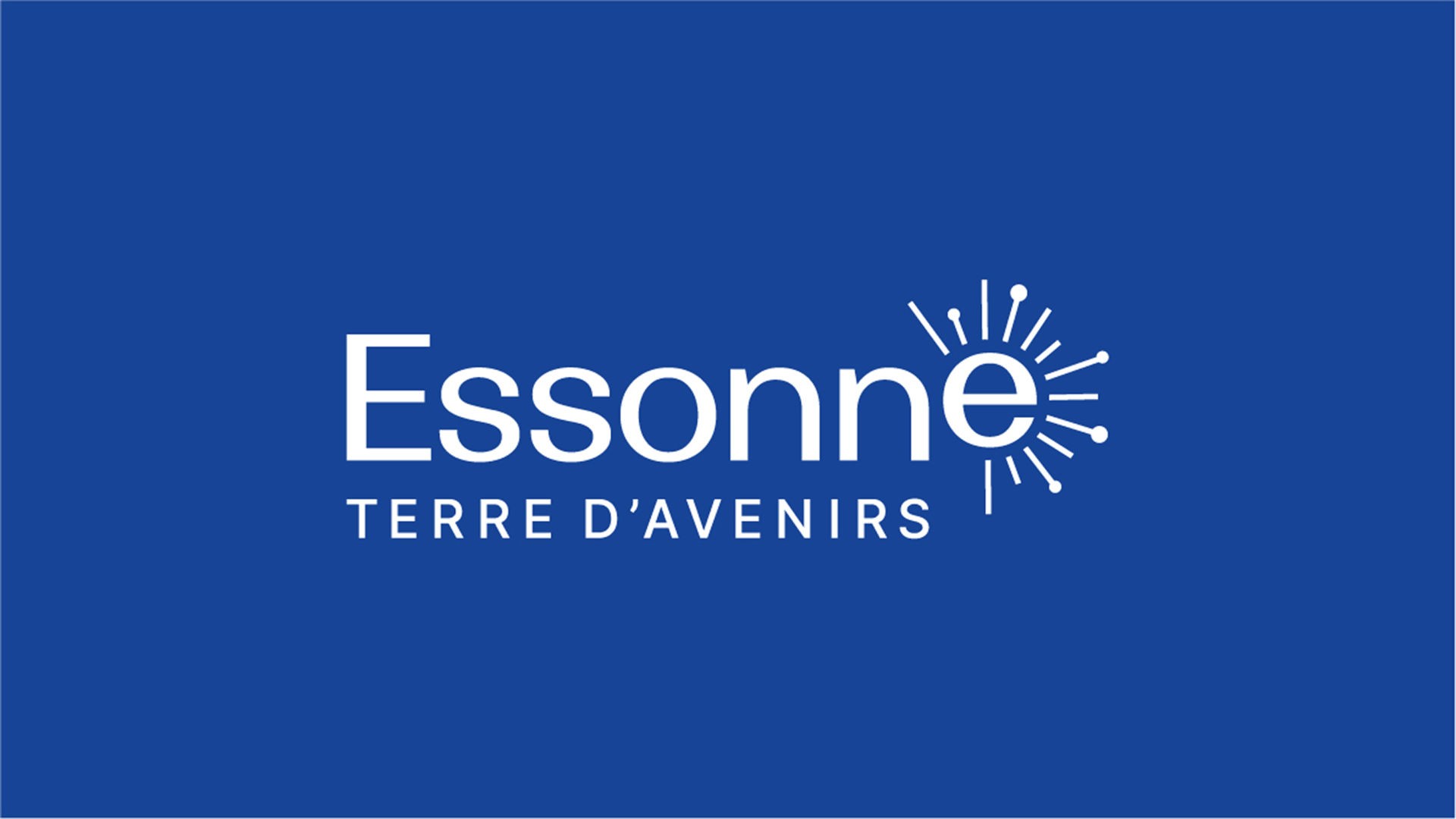 Logo officiel du département de l'Essonne sur un fond bleu uni. Le logo est composé du mot "Essonne" en blanc avec un soleil stylisé et la devise "TERRE D'AVENIRS".