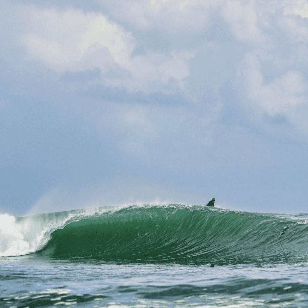 Surfer on large green wave – surfboard rental in riviera-pacifica