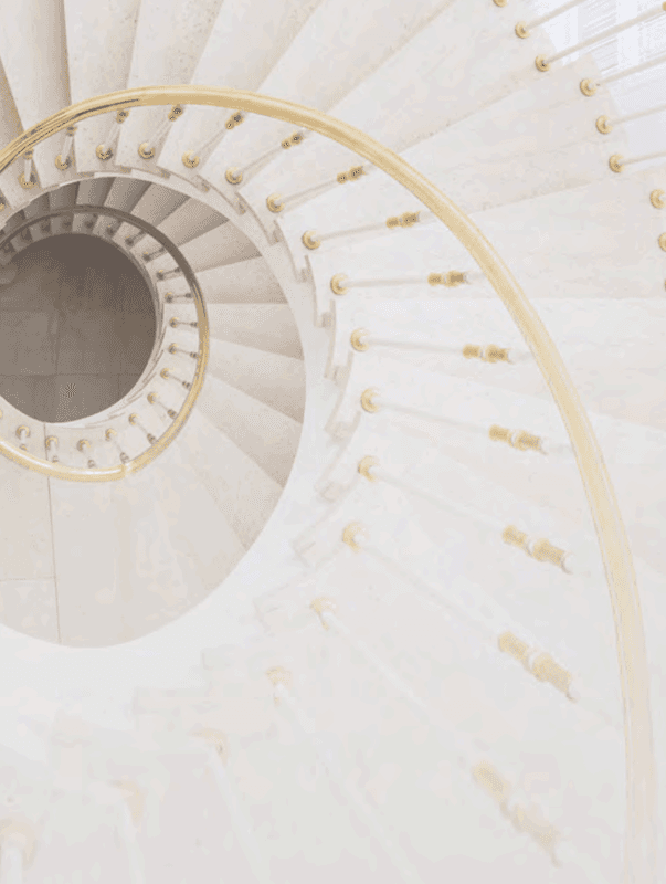 Isometrische Zeichnung eines Bauprojekts mit mehreren Gebäuden und markierten Strukturen in Rot