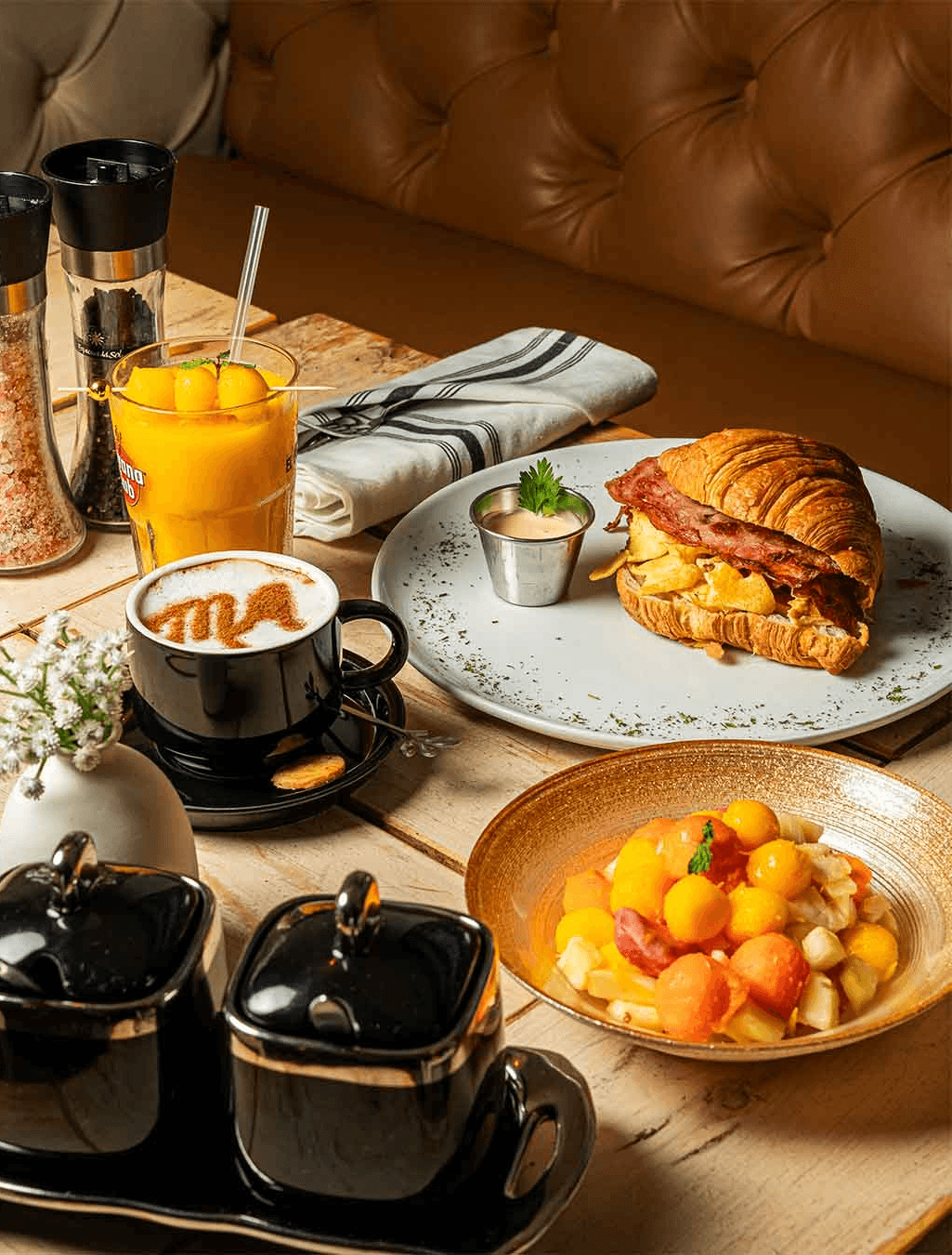 Croissant con Huevos Revueltos y Bacon. Mesa de Desayuno.