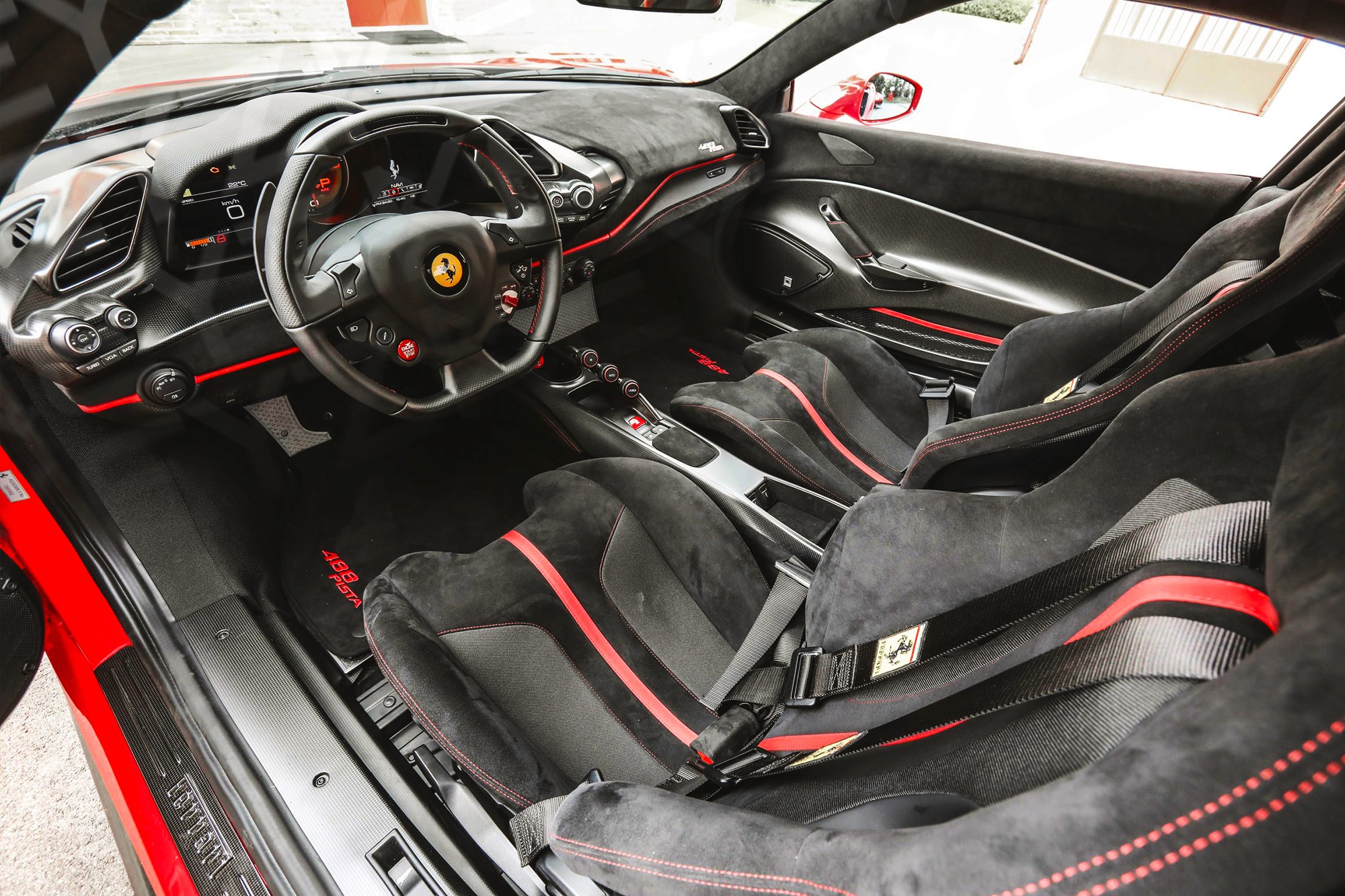 Vue interieur Ferrari 488 pista Rouge – Location Supercar à Dubaï | Keyz Rent