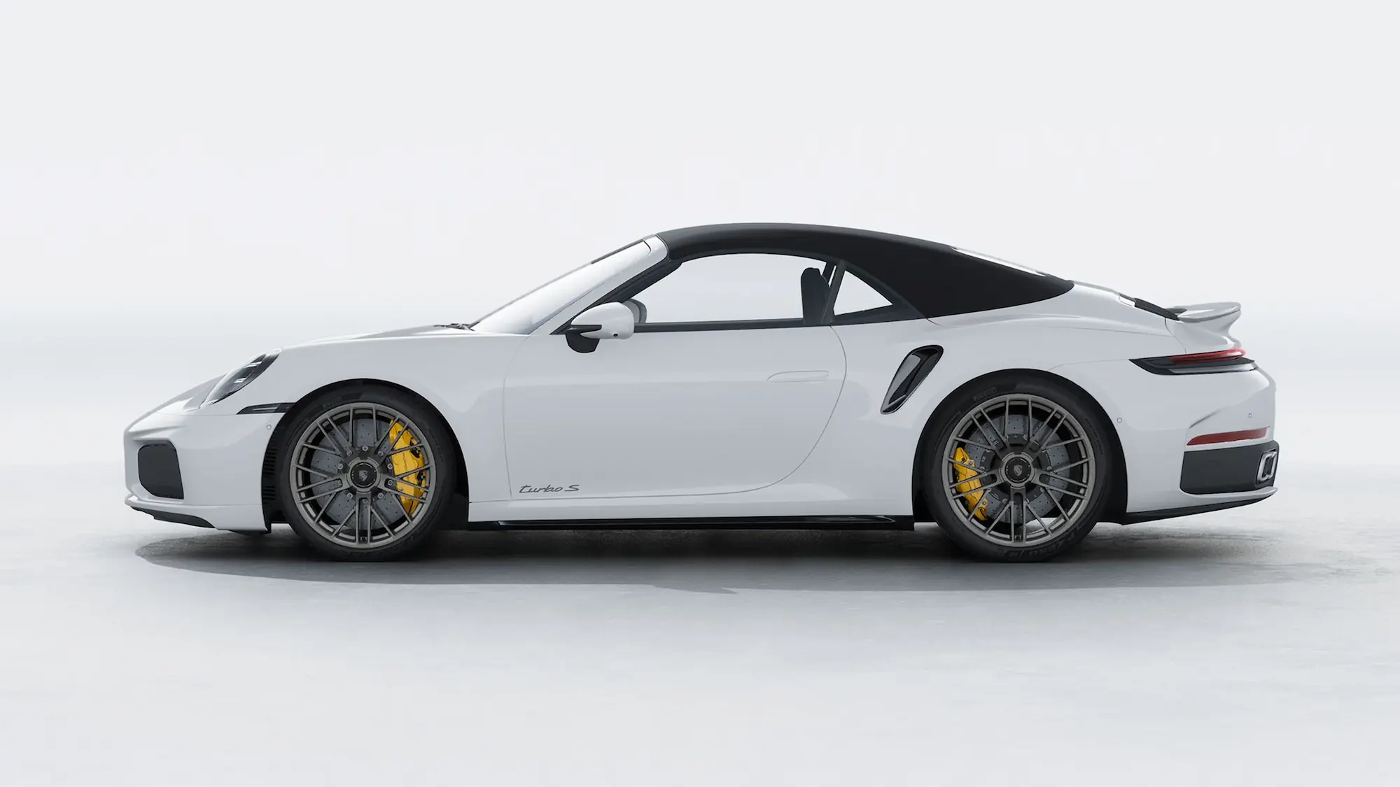 Porsche 911 Turbo S blanche en profil latéral sur fond épuré