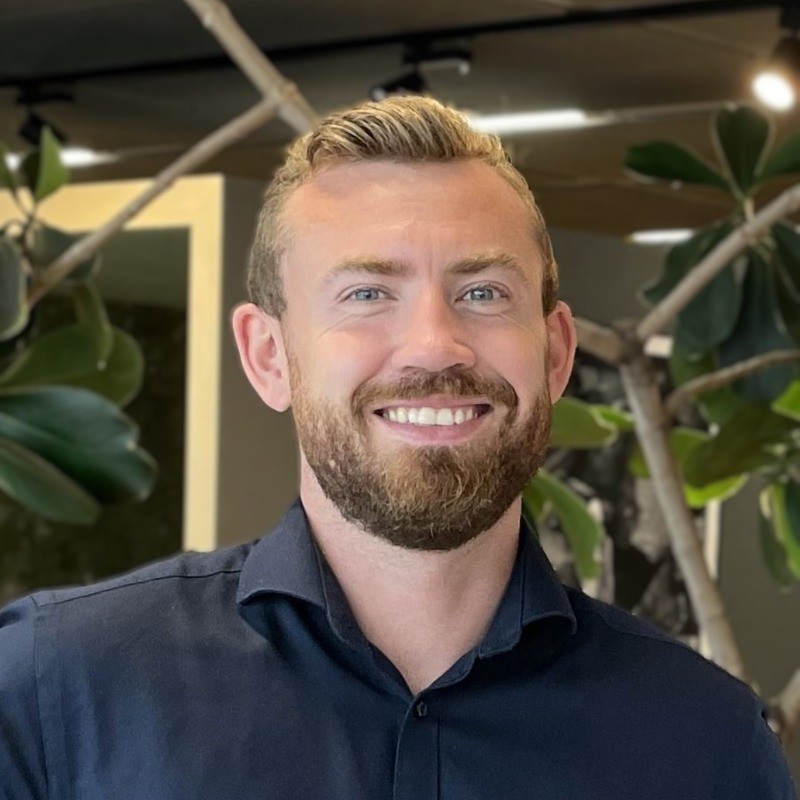 Entrepreneur sharing a client testimonial about Peak Performance Coaching, highlighting personal transformation and startup success