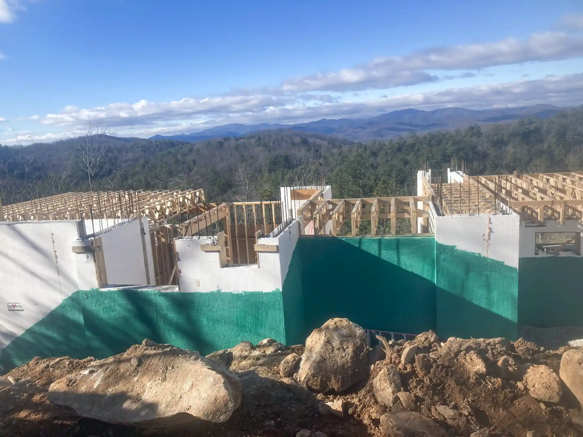 Une maison en coffrage isolant (ICF) construite dans les montagnes utilisant l'étanchéité Rub-R-Wall Aqua.