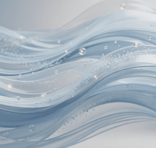 Person von hinten vor einem Whiteboard mit Skizzen und Konzeptnotizen in einem Workshop-Setting