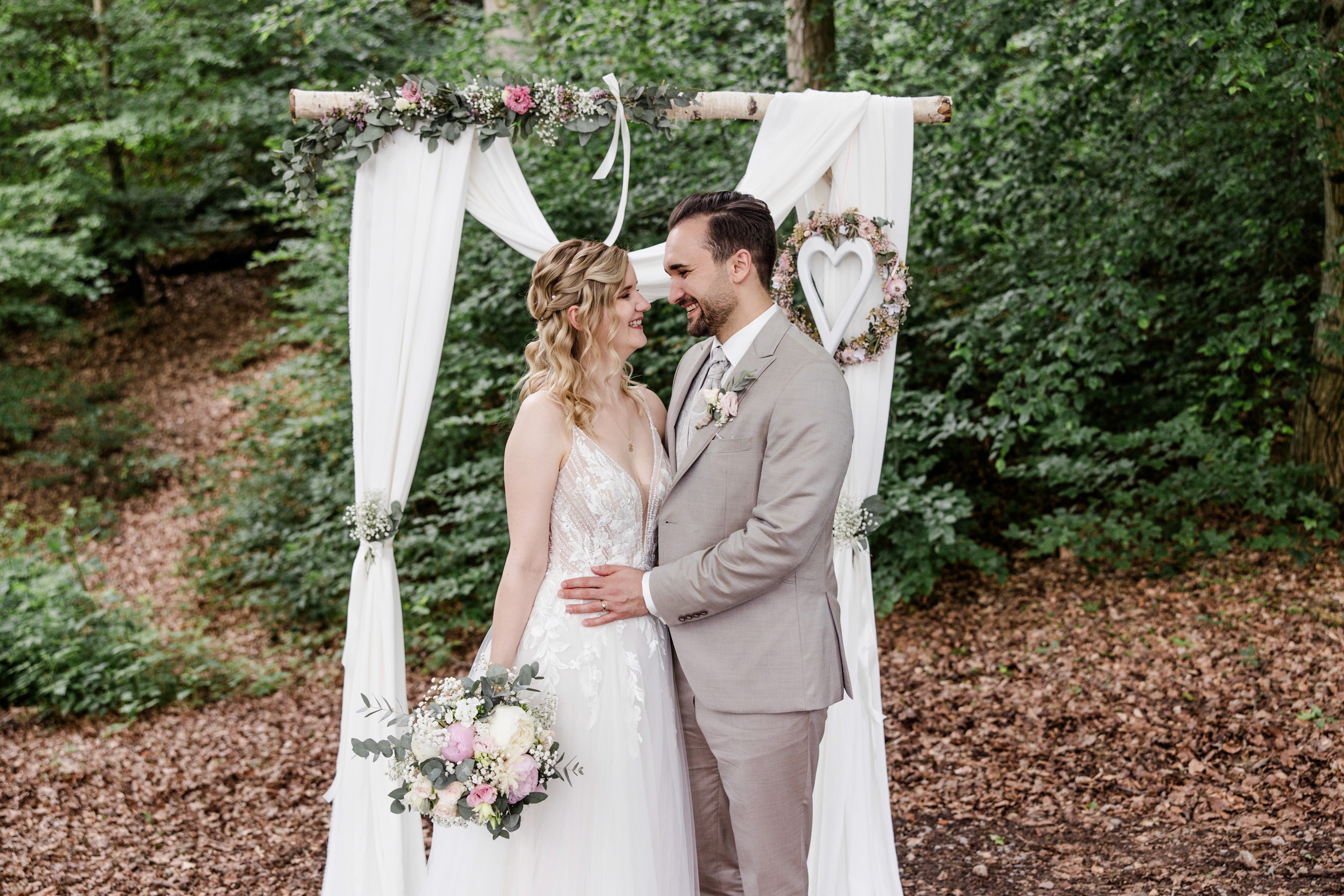 Brautpaar in der Natur